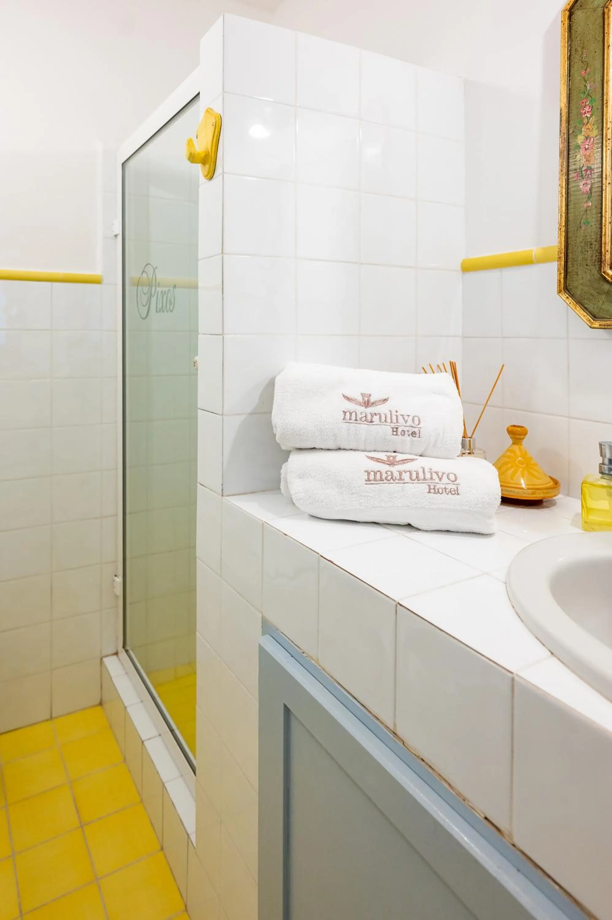 Shower in Marulivo Hotel