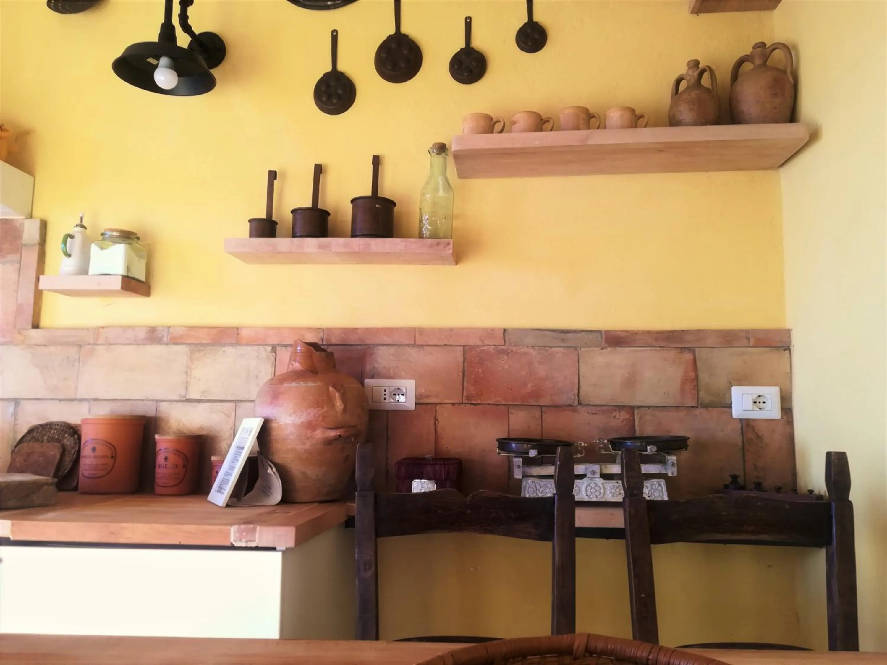 Kitchen or kitchenette in Marulivo Hotel