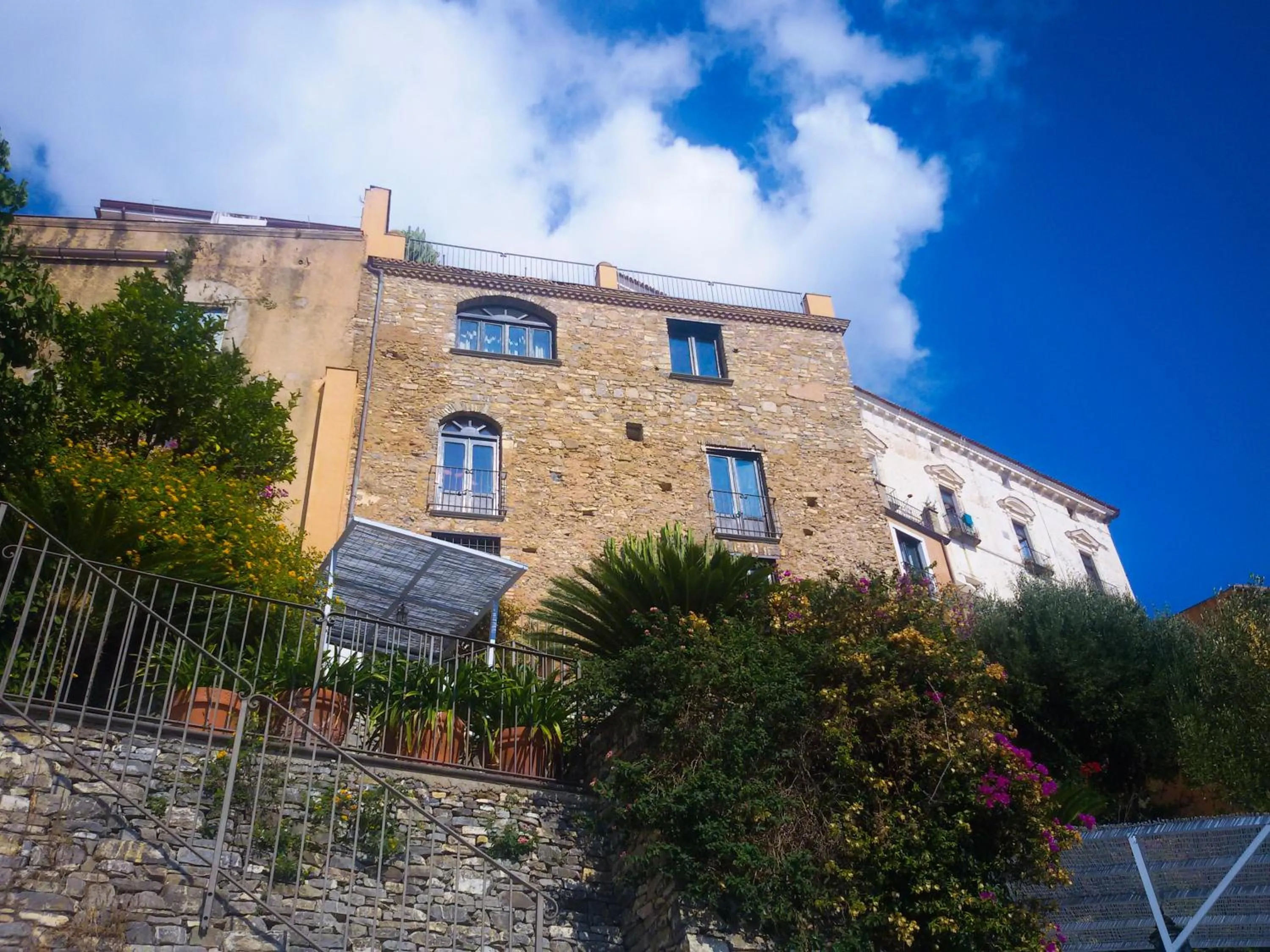 Facade/entrance in Marulivo Hotel