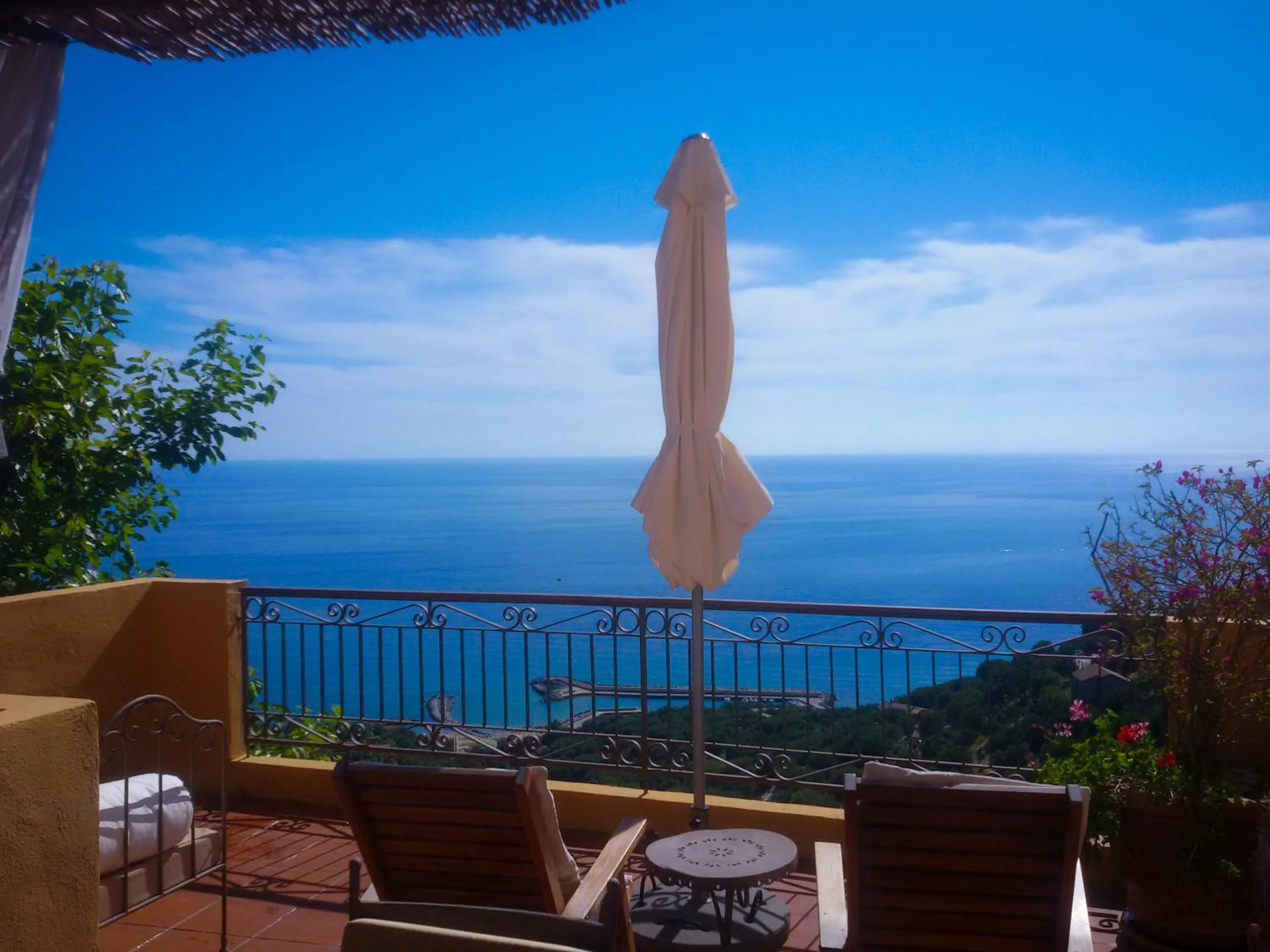 Balcony/Terrace in Marulivo Hotel