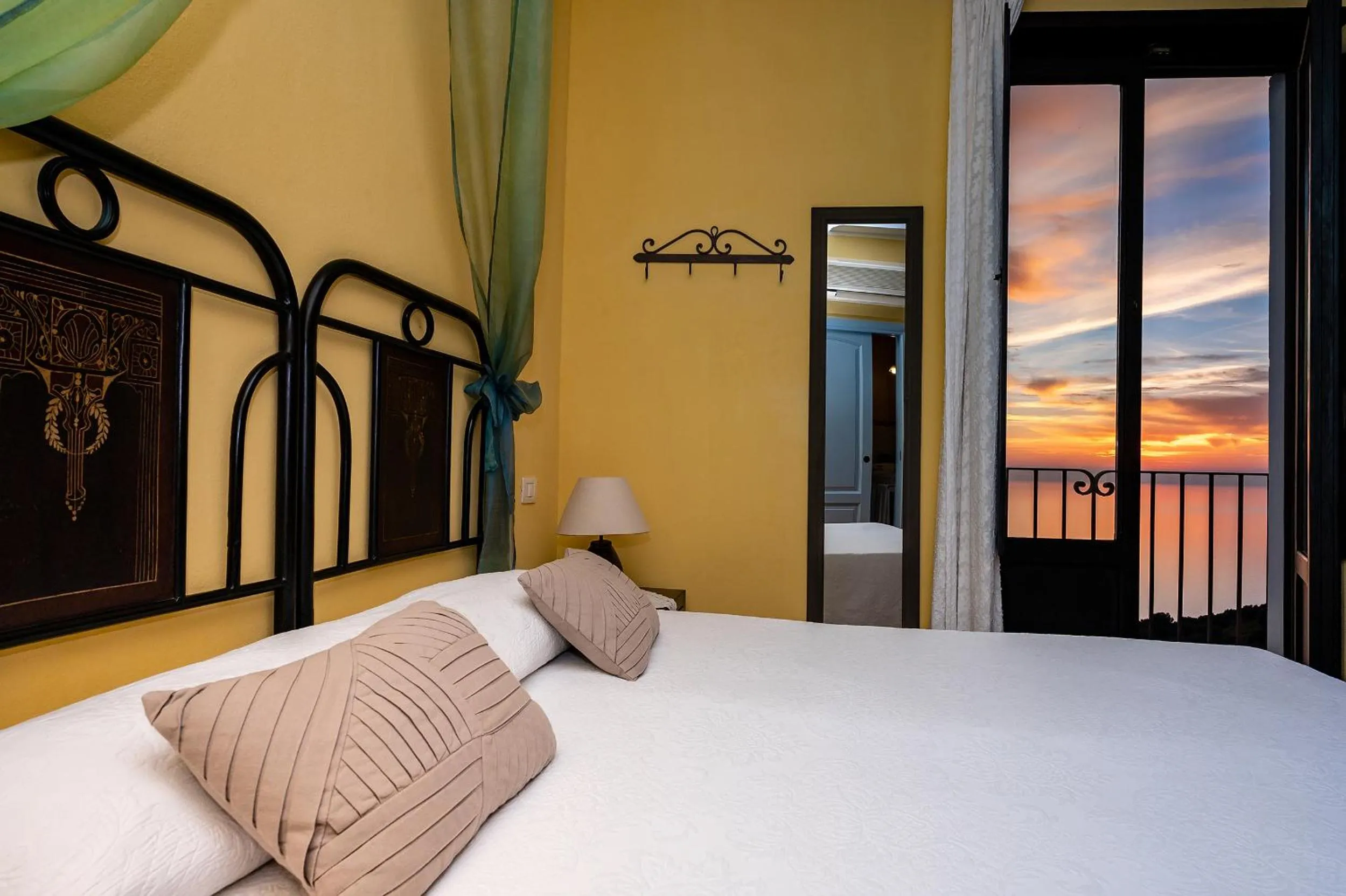 Bed in Marulivo Hotel