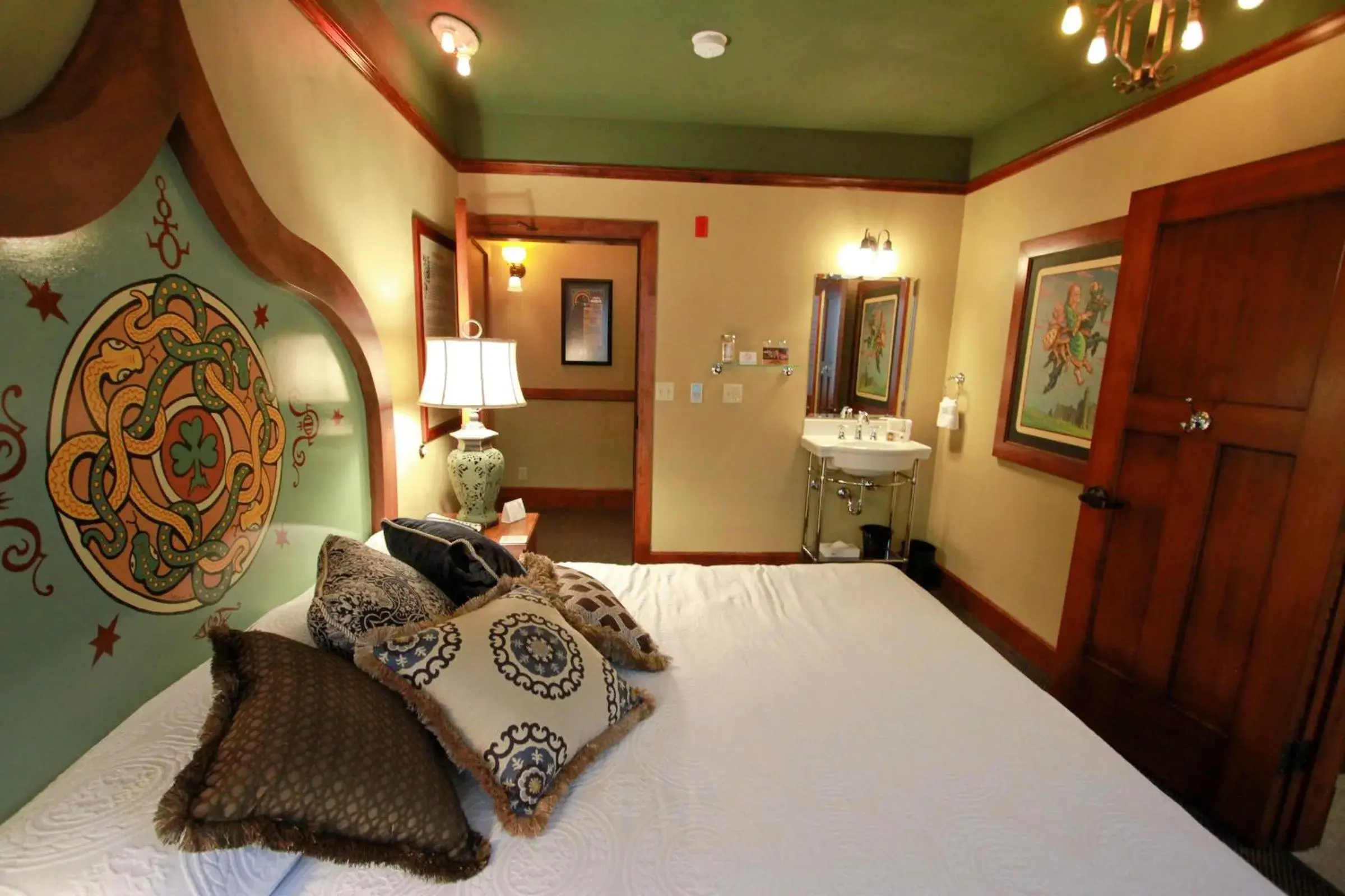 King English no pets in McMenamins Kennedy School King English no pets in McMenamins Kennedy School