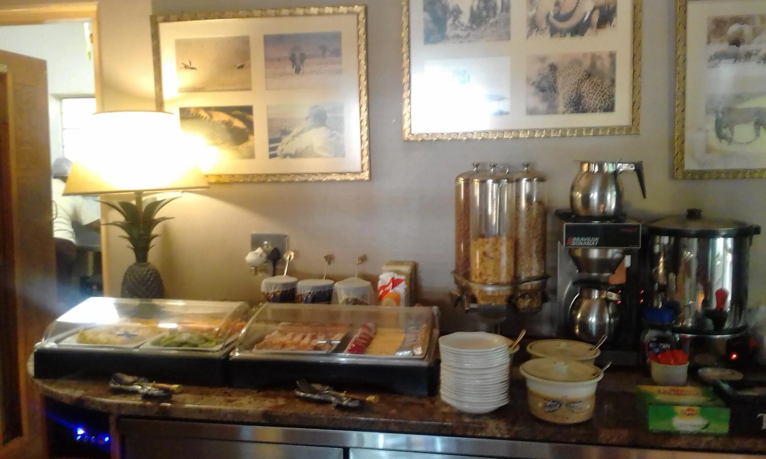 Food and drinks in Trees Too Guest Lodge