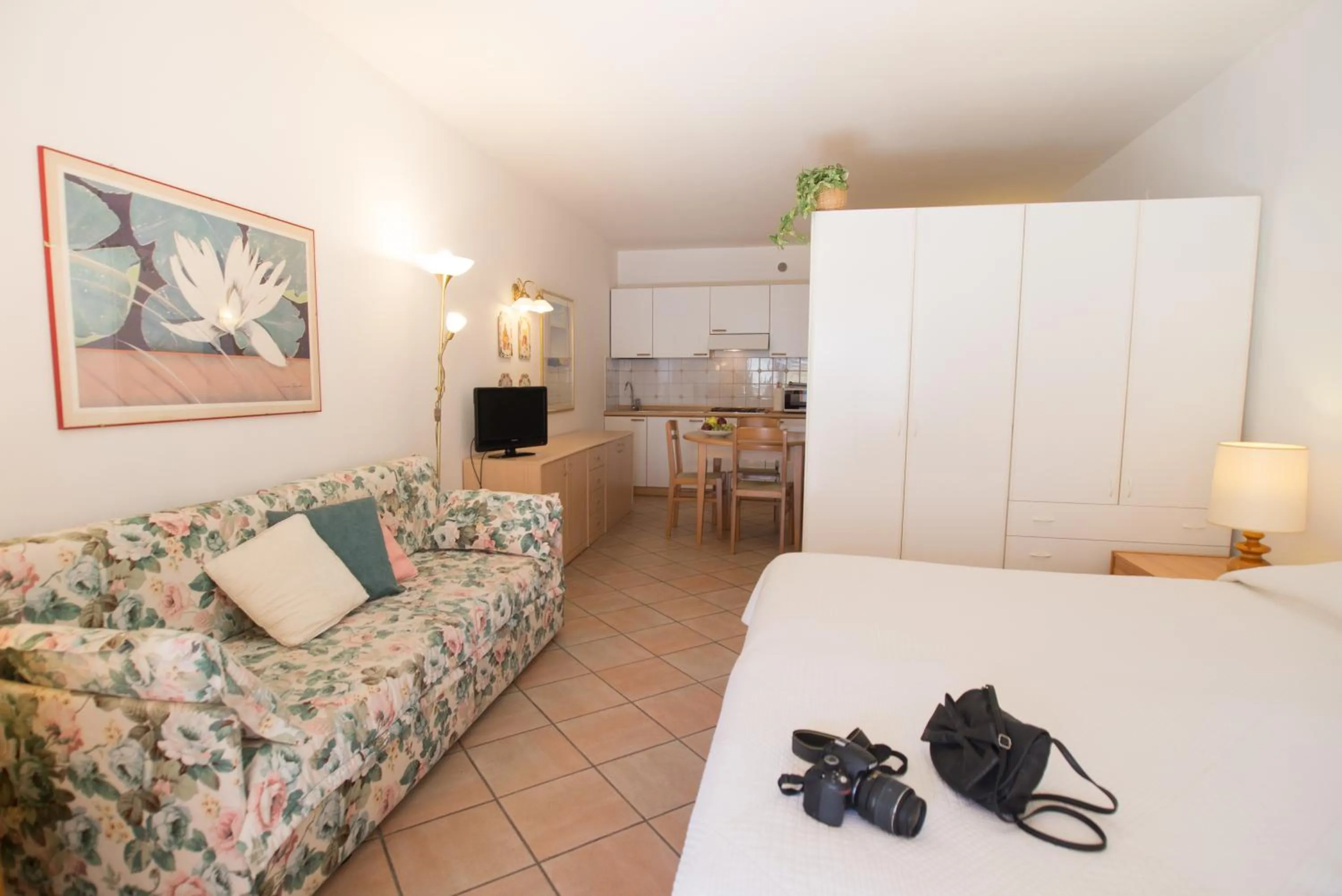 Kitchen or kitchenette, Bed in Manci Apartments by Hotel America