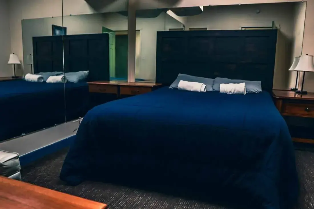 Queen Room with Shared Bathroom in Treasure State Hostel Queen Room with Shared Bathroom in Treasure State Hostel