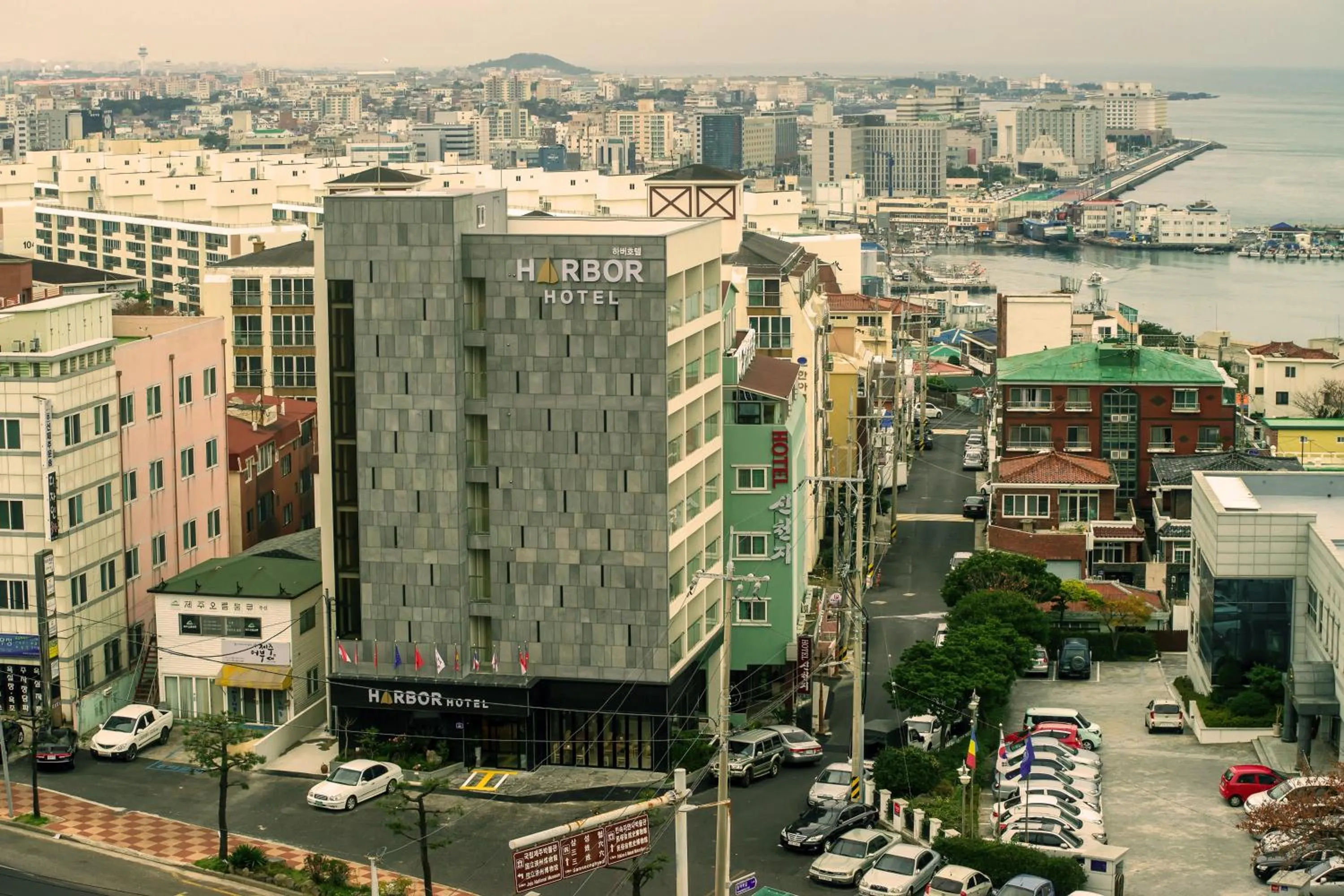 Facade/entrance in Harbor Hotel