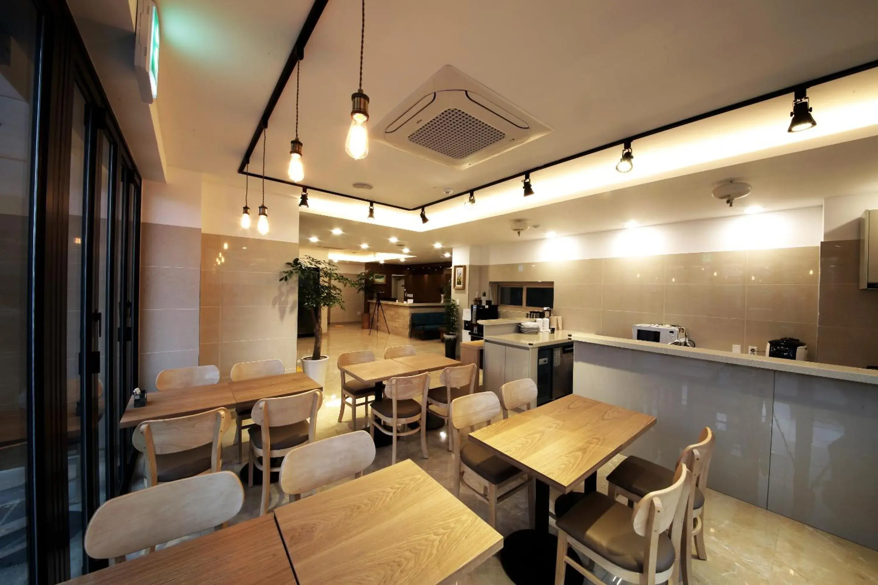 Restaurant/places to eat in Harbor Hotel Restaurant/places to eat in Harbor Hotel