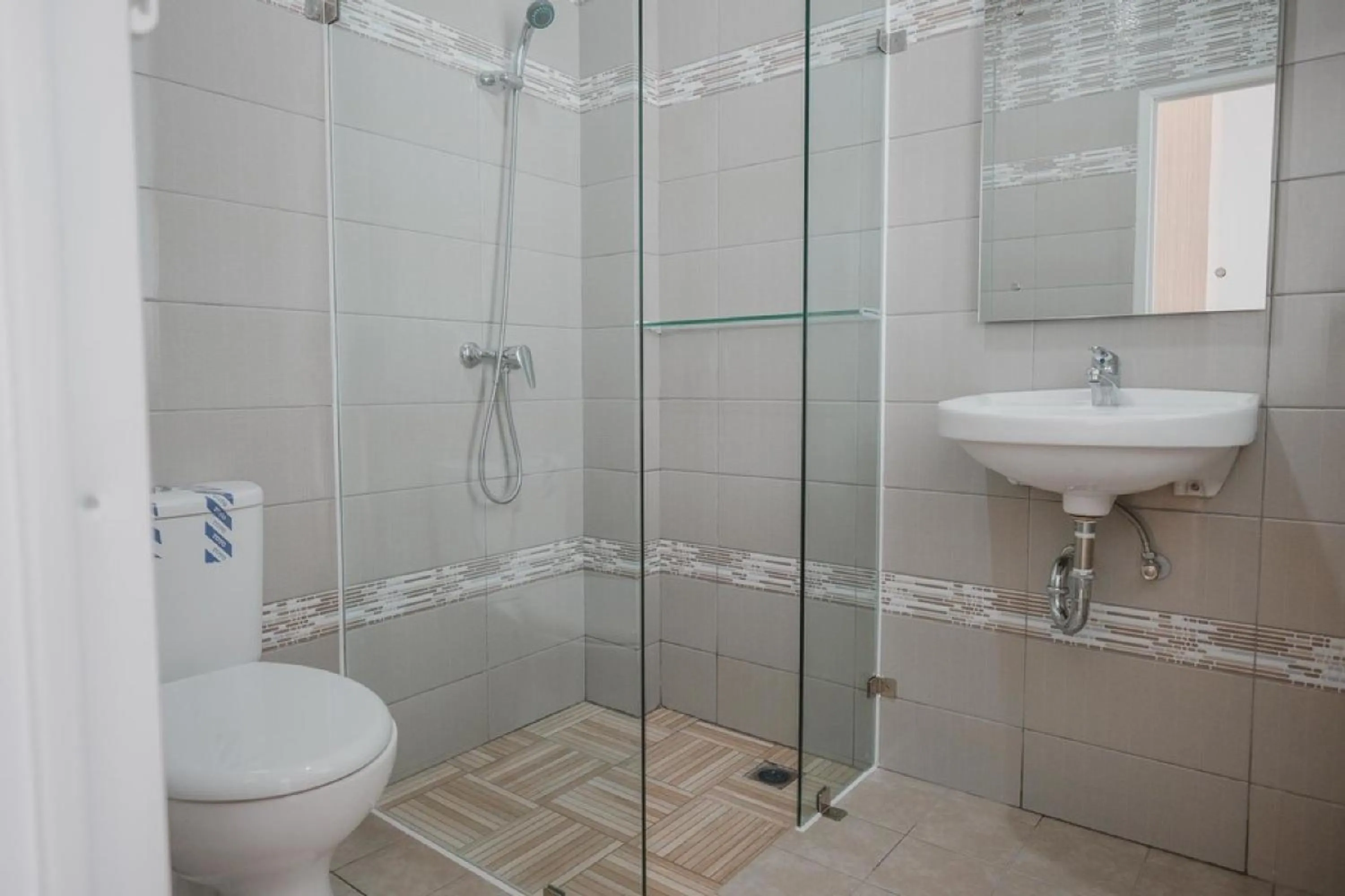 Bathroom in Reddoorz Plus @ Karet Pedurenan 3