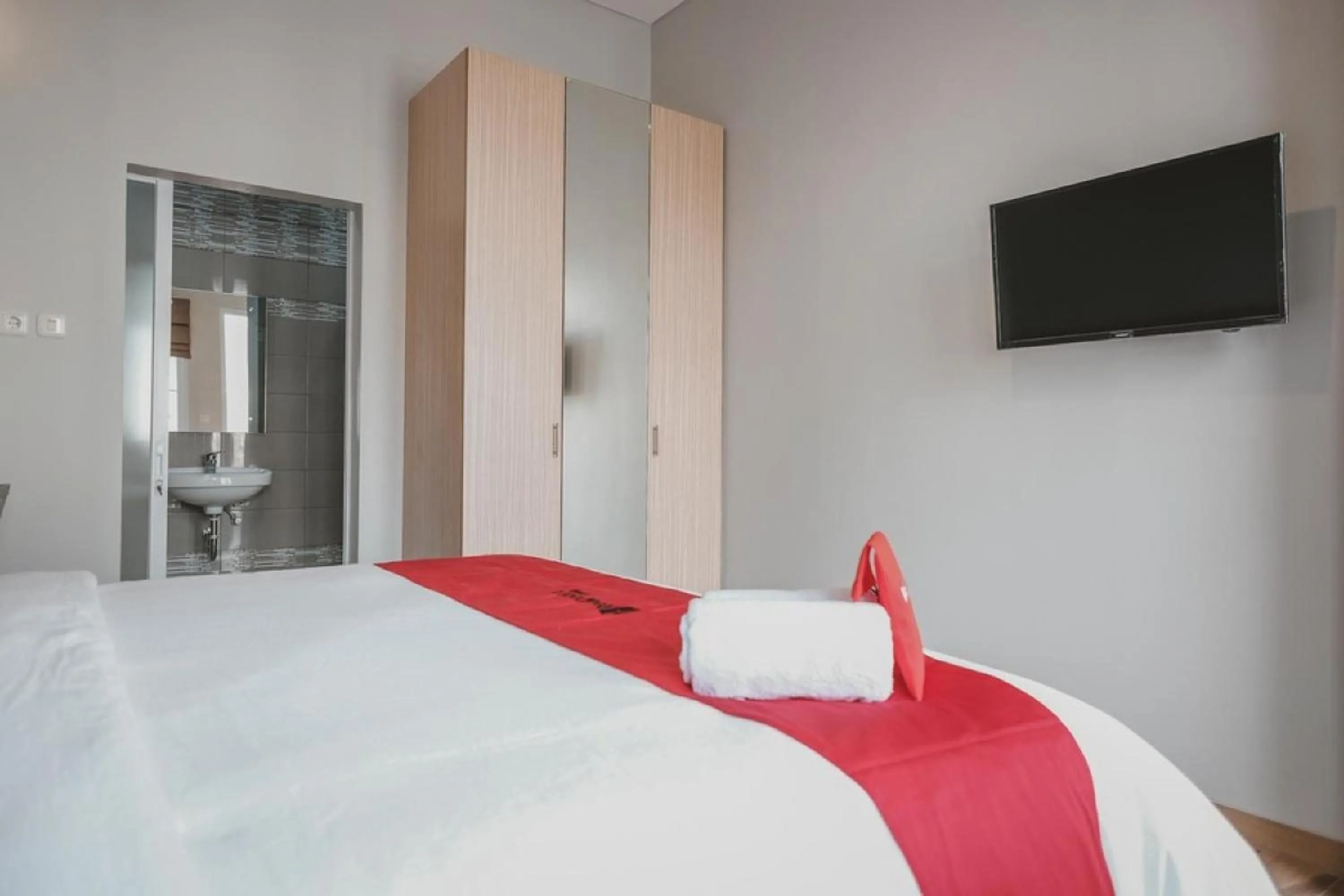 Bedroom, Bed in Reddoorz Plus @ Karet Pedurenan 3