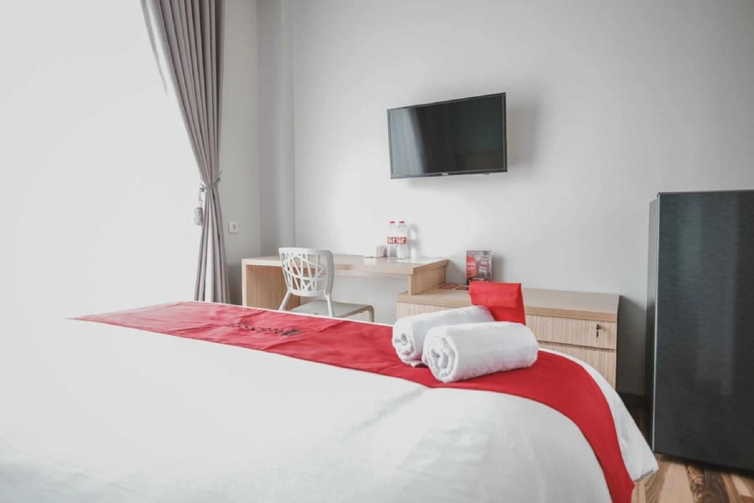 Bed in Reddoorz Plus @ Karet Pedurenan 3