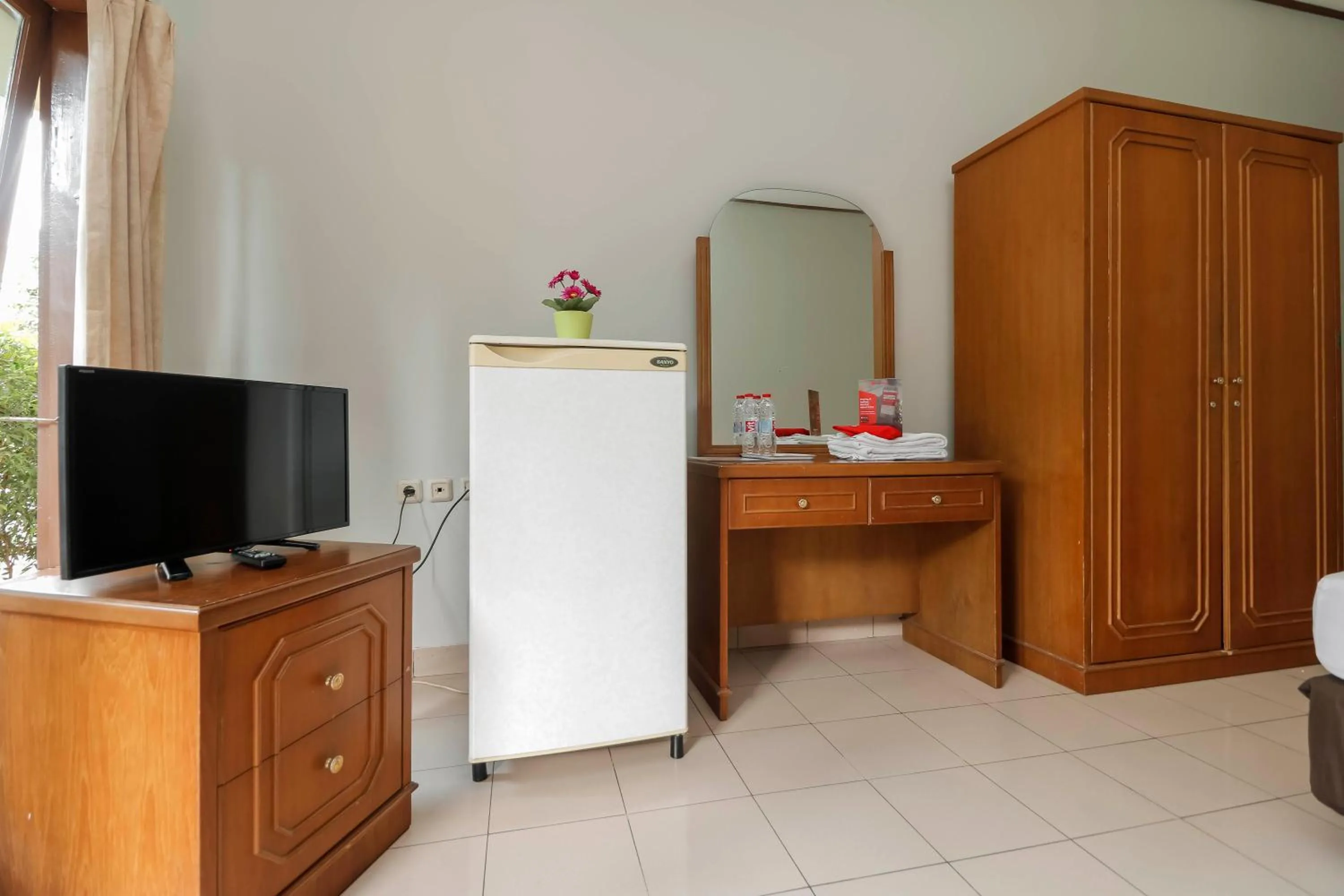 Bedroom in Reddoorz Plus @ Karet Pedurenan 3