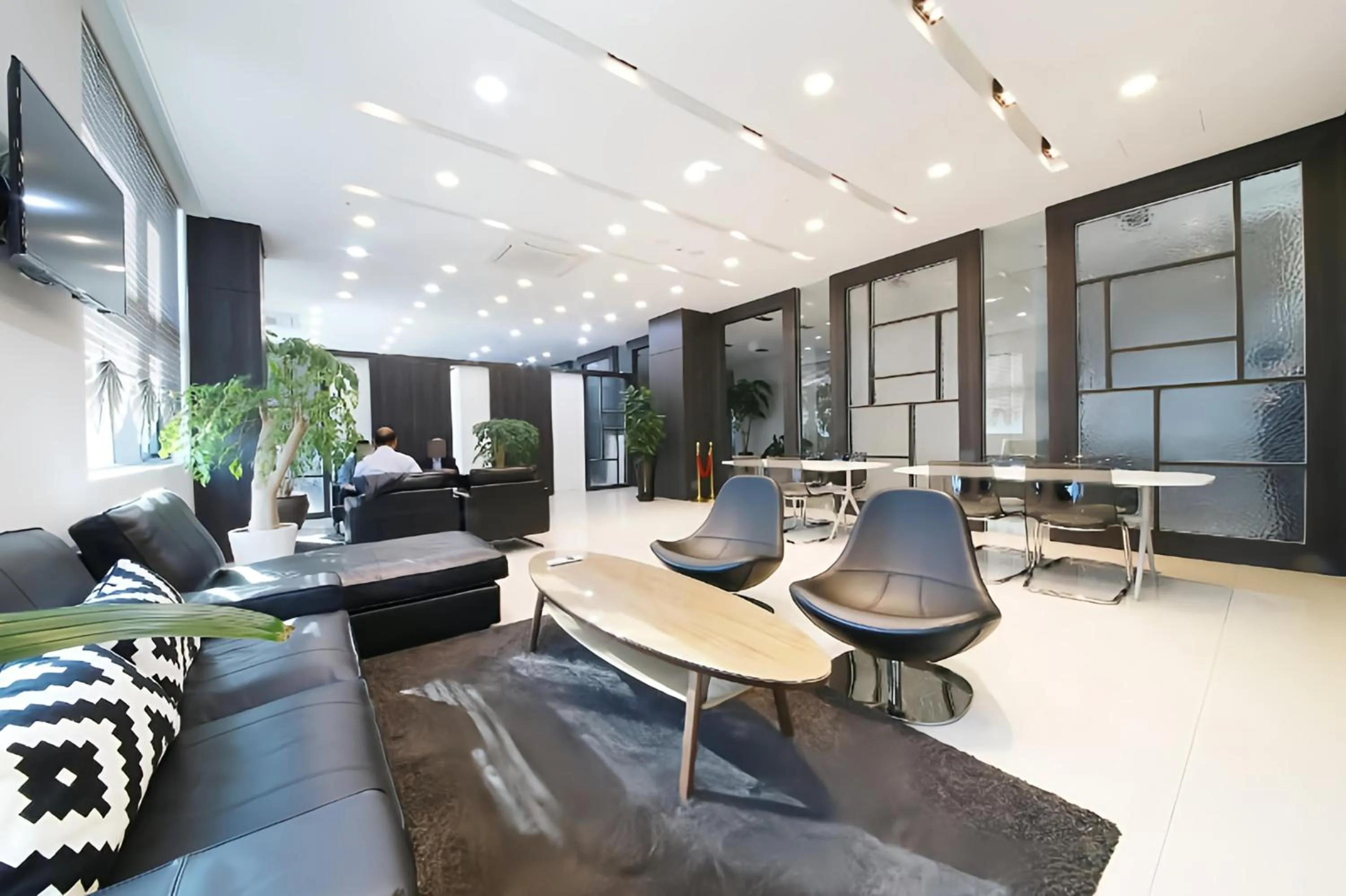 Communal lounge/ TV room in Hotel L'art Gimpo