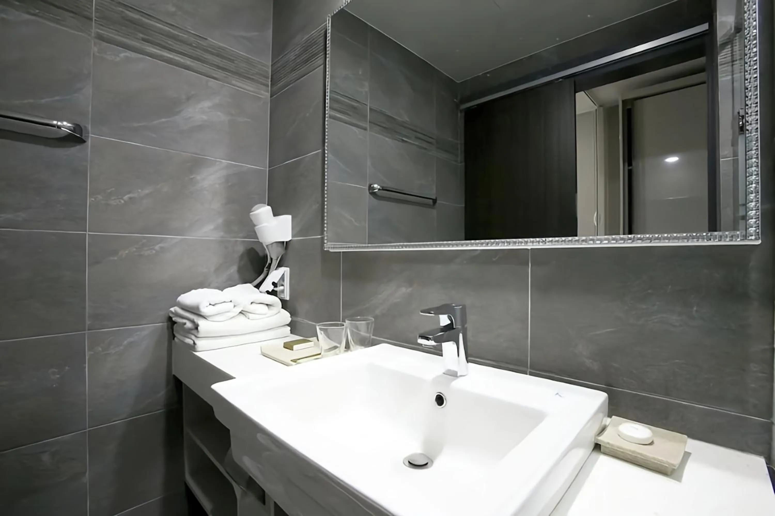 Toilet in Hotel L'art Gimpo