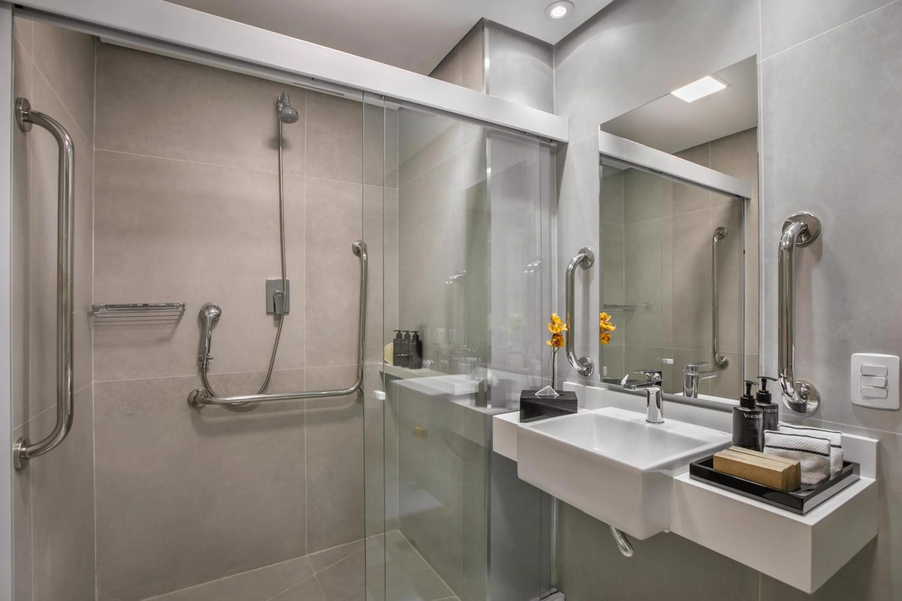 Shower in Meliá Jardim Europa