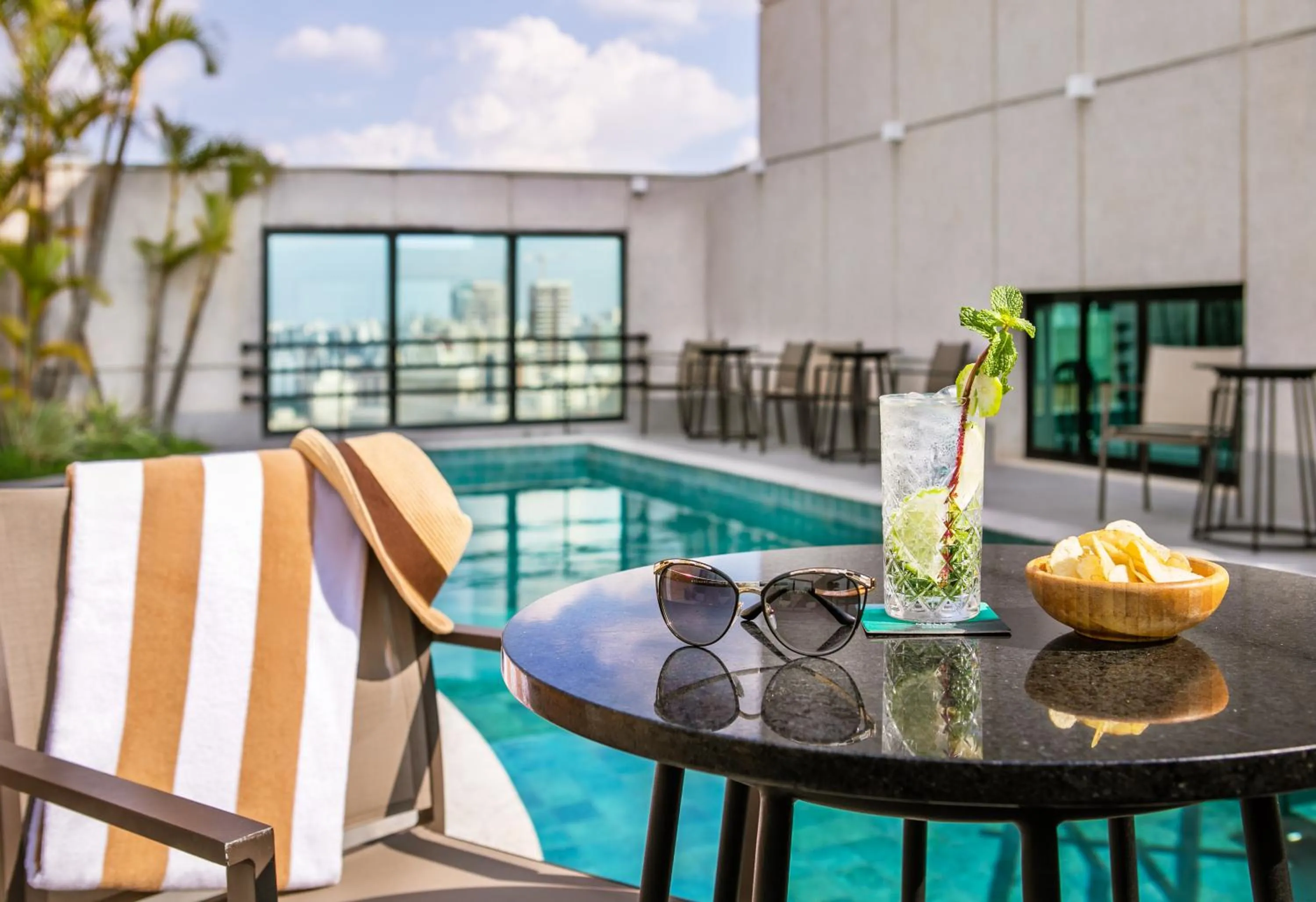 Swimming pool in Meliá Jardim Europa