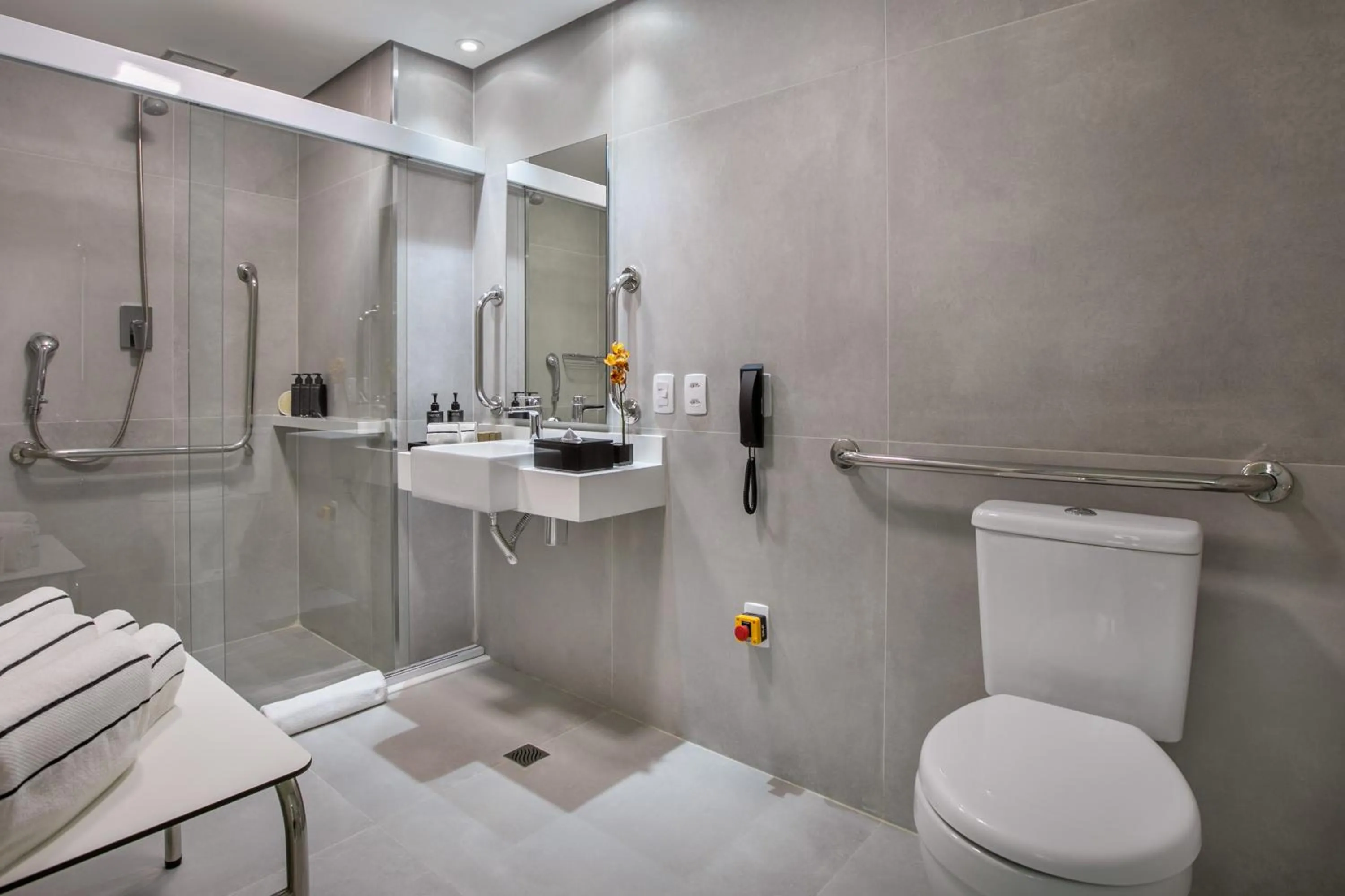 Shower in Meliá Jardim Europa