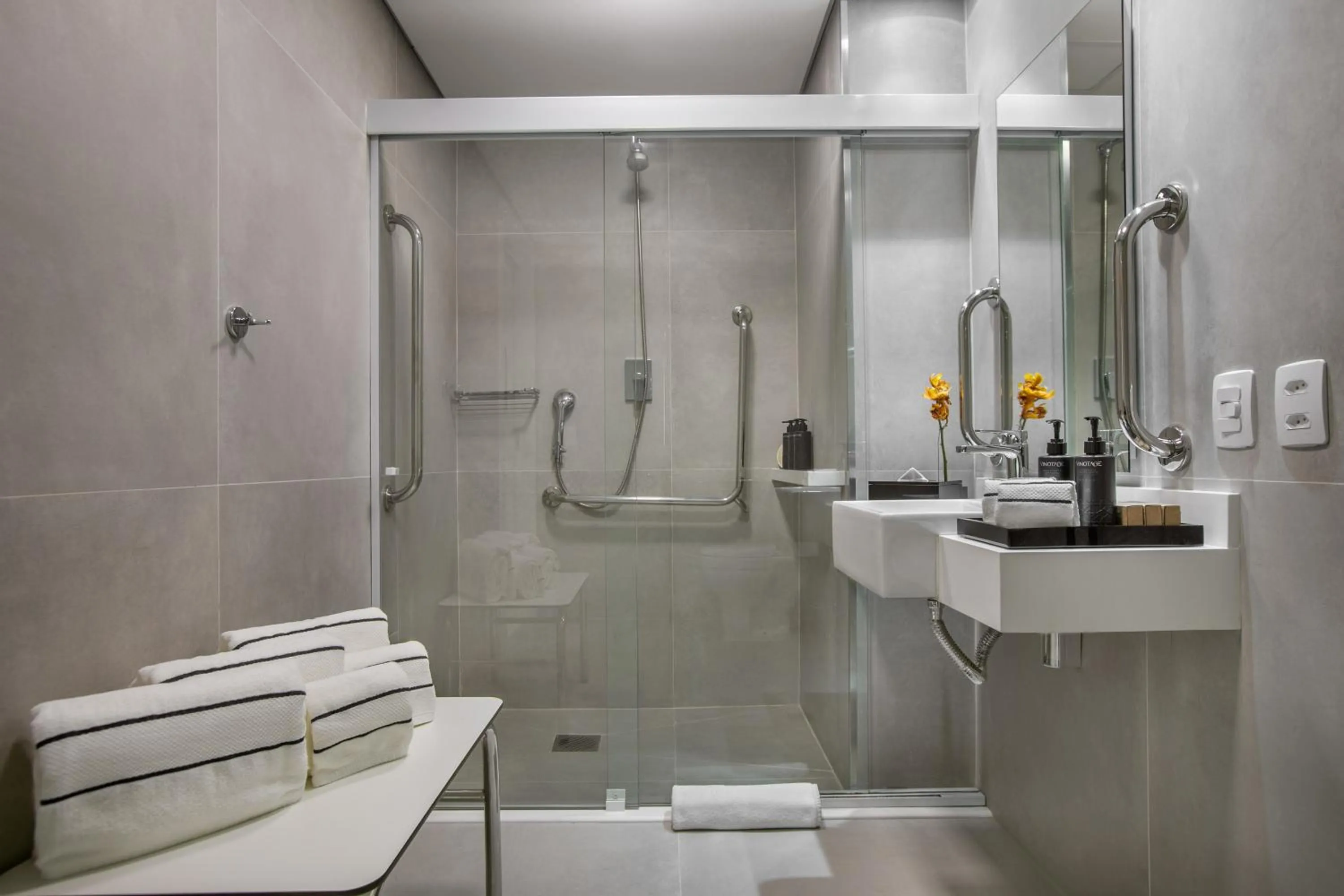 Shower in Meliá Jardim Europa