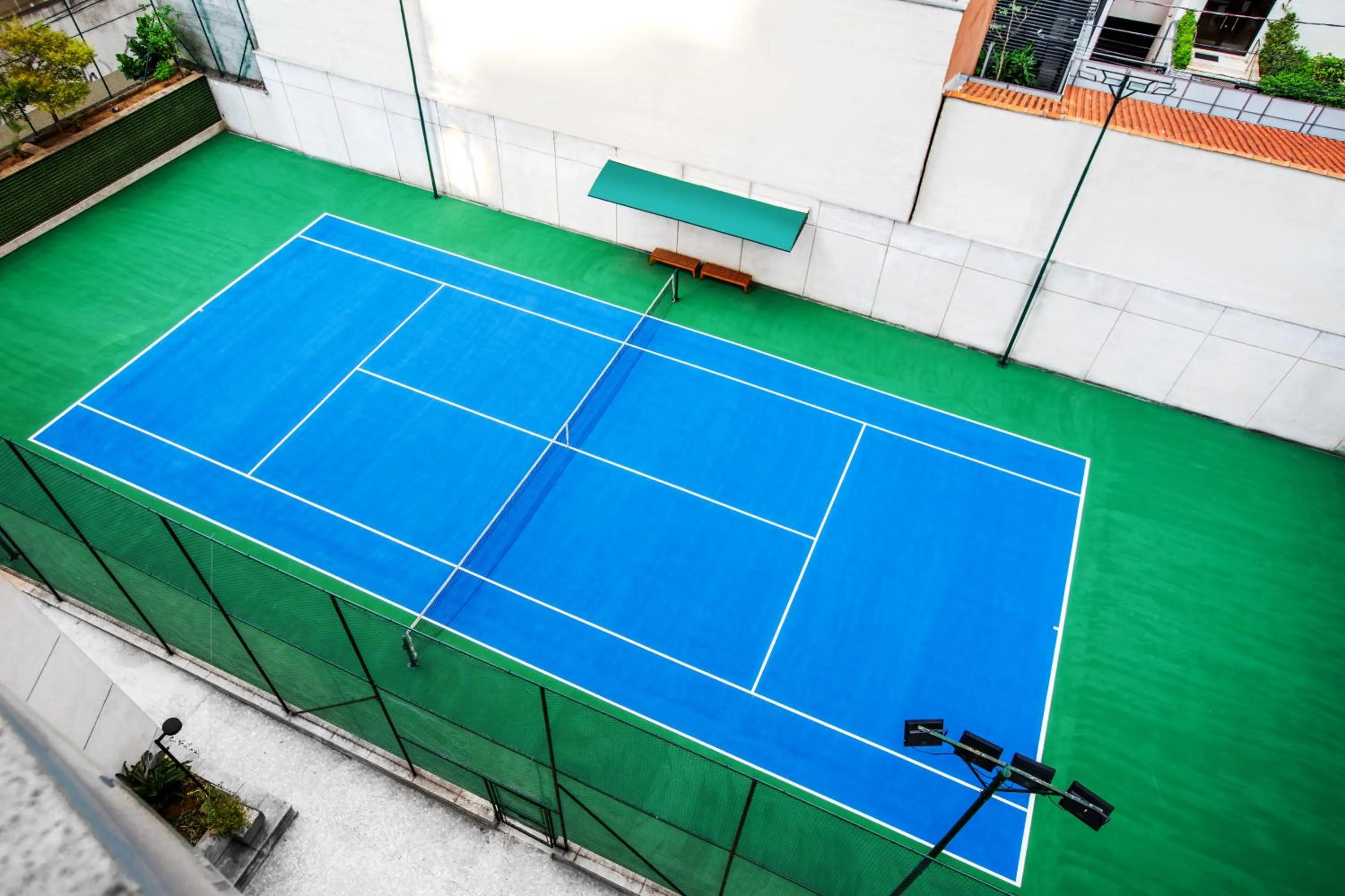 Tennis court in Meliá Jardim Europa