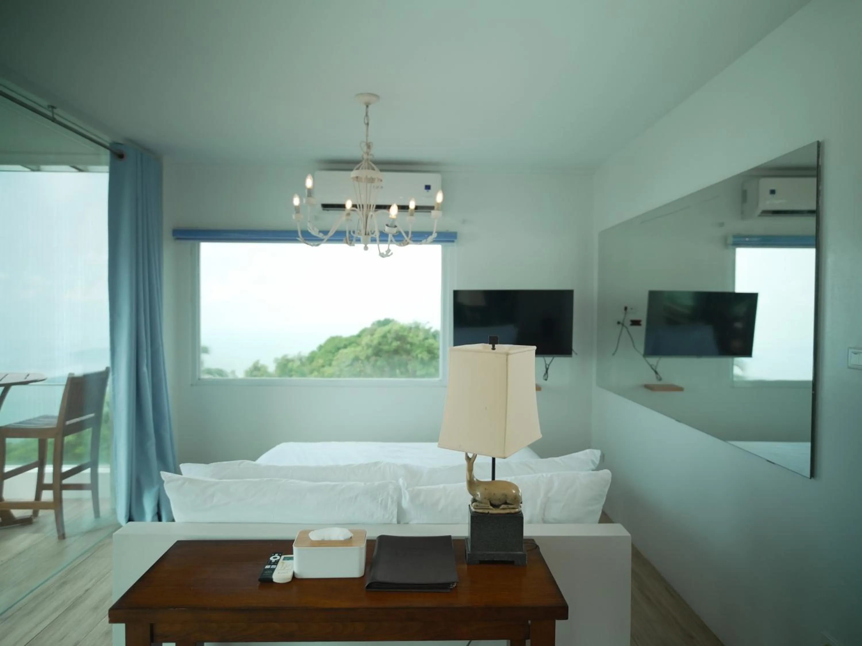 Photo of the whole room, Bed in The Carmelence View