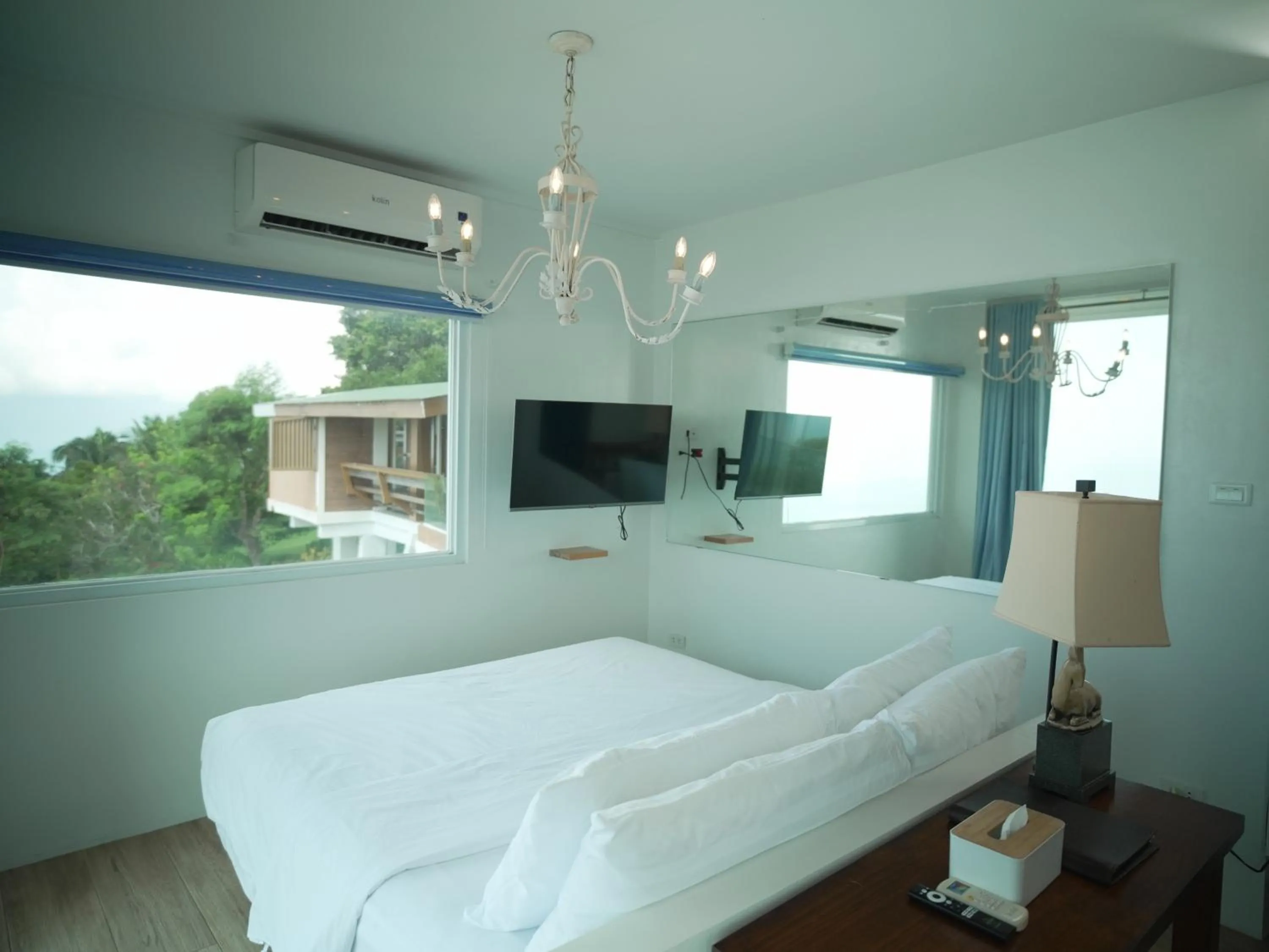 Bedroom, Bed in The Carmelence View