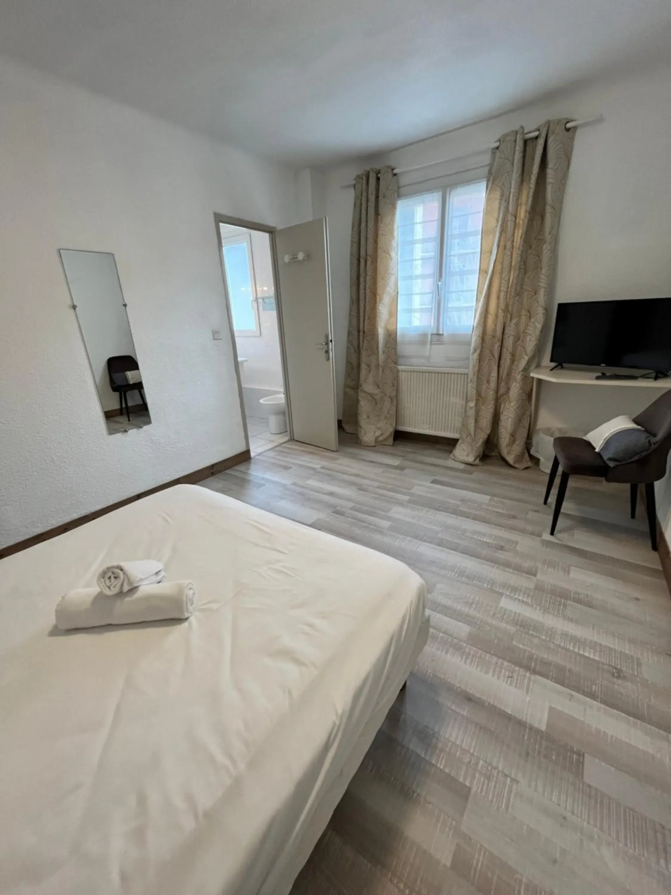 Double Room with Private Bathroom in Hôtel Le Square Double Room with Private Bathroom in Hôtel Le Square