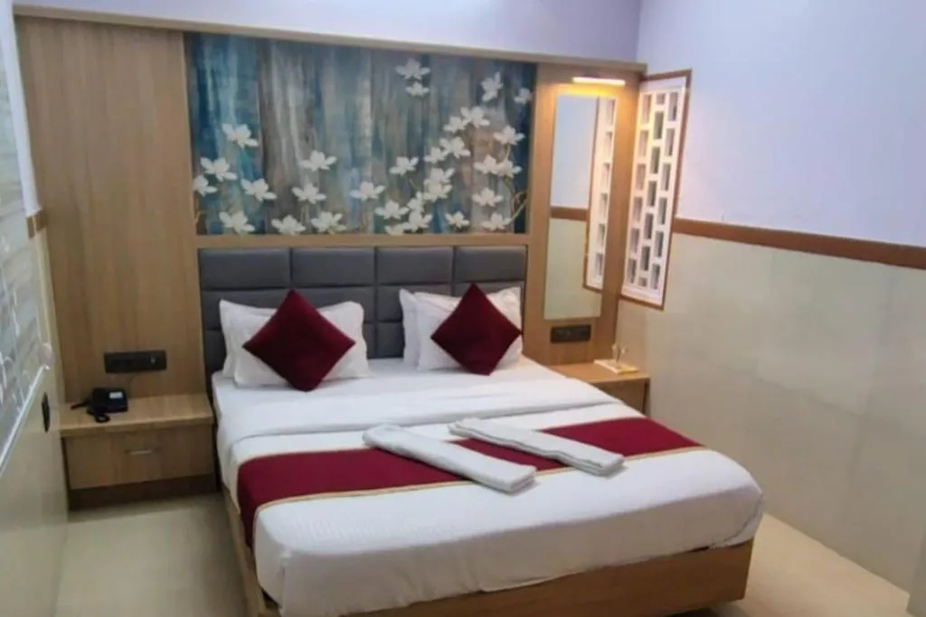 View (from property/room), Bed in Hotel Shreenidhi Dwarka
