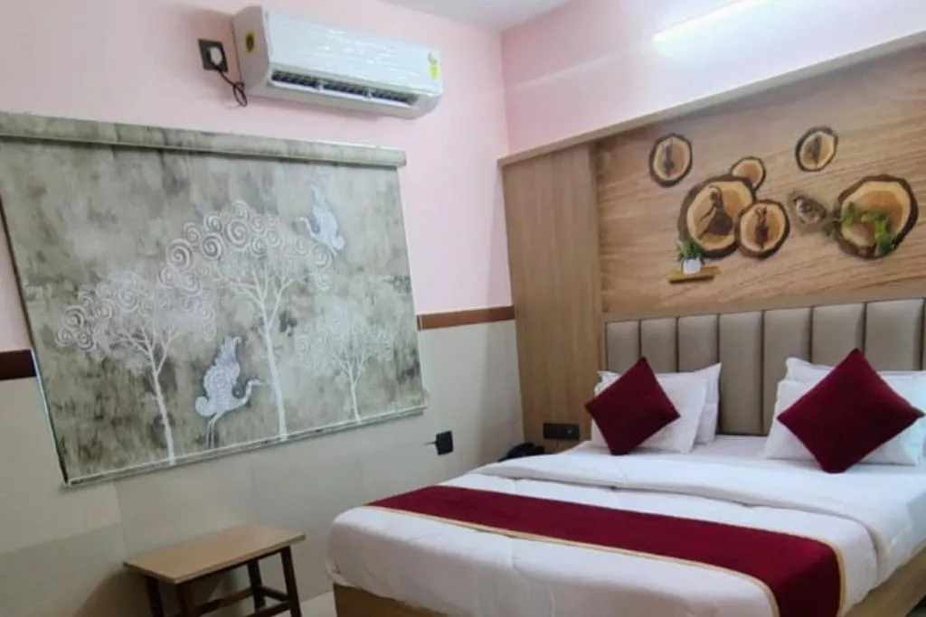 View (from property/room), Bed in Hotel Shreenidhi Dwarka