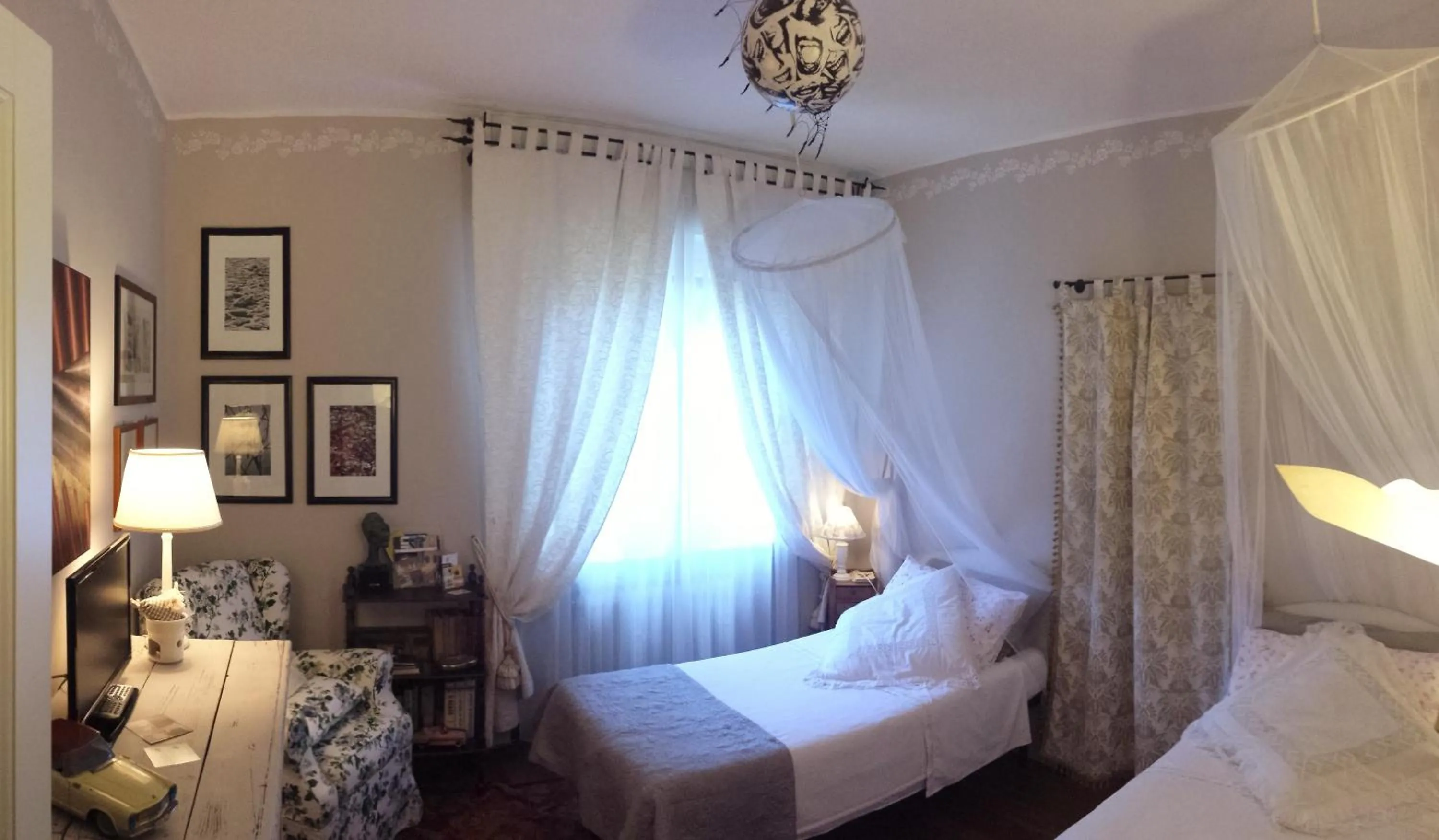 Double or Twin Room with Private External Bathroom - single occupancy in Teapot House