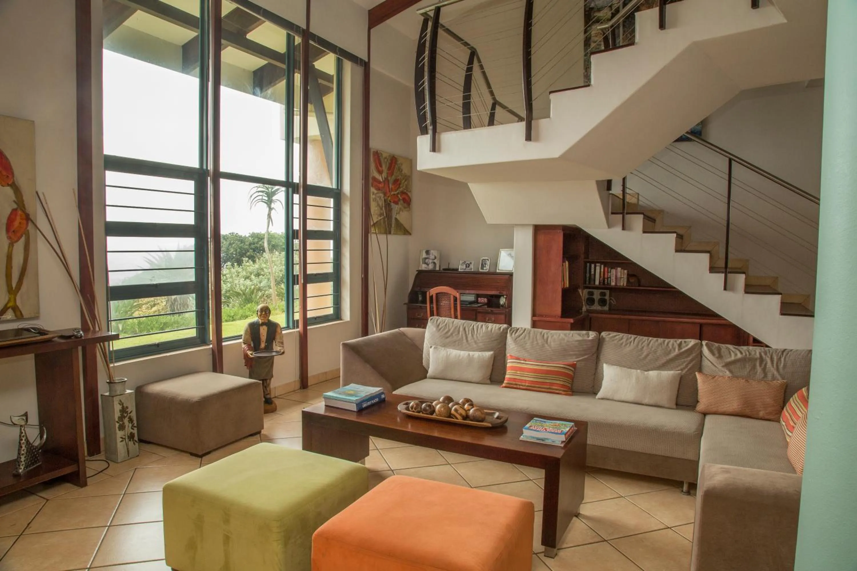 Communal lounge/ TV room in Misty Blue Bed and Breakfast