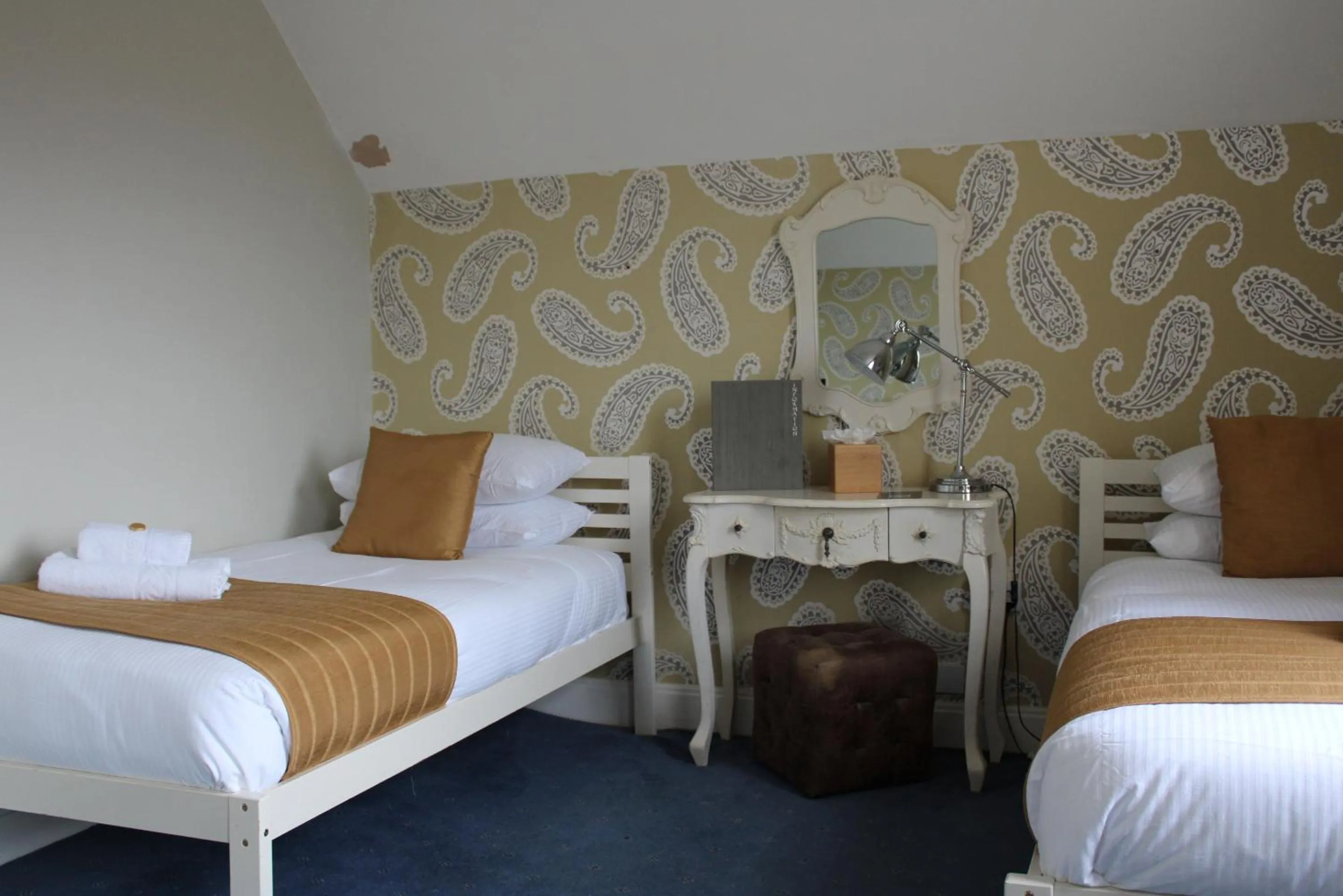 Bathroom, Bed in The Birdham Hotel & Restaurant