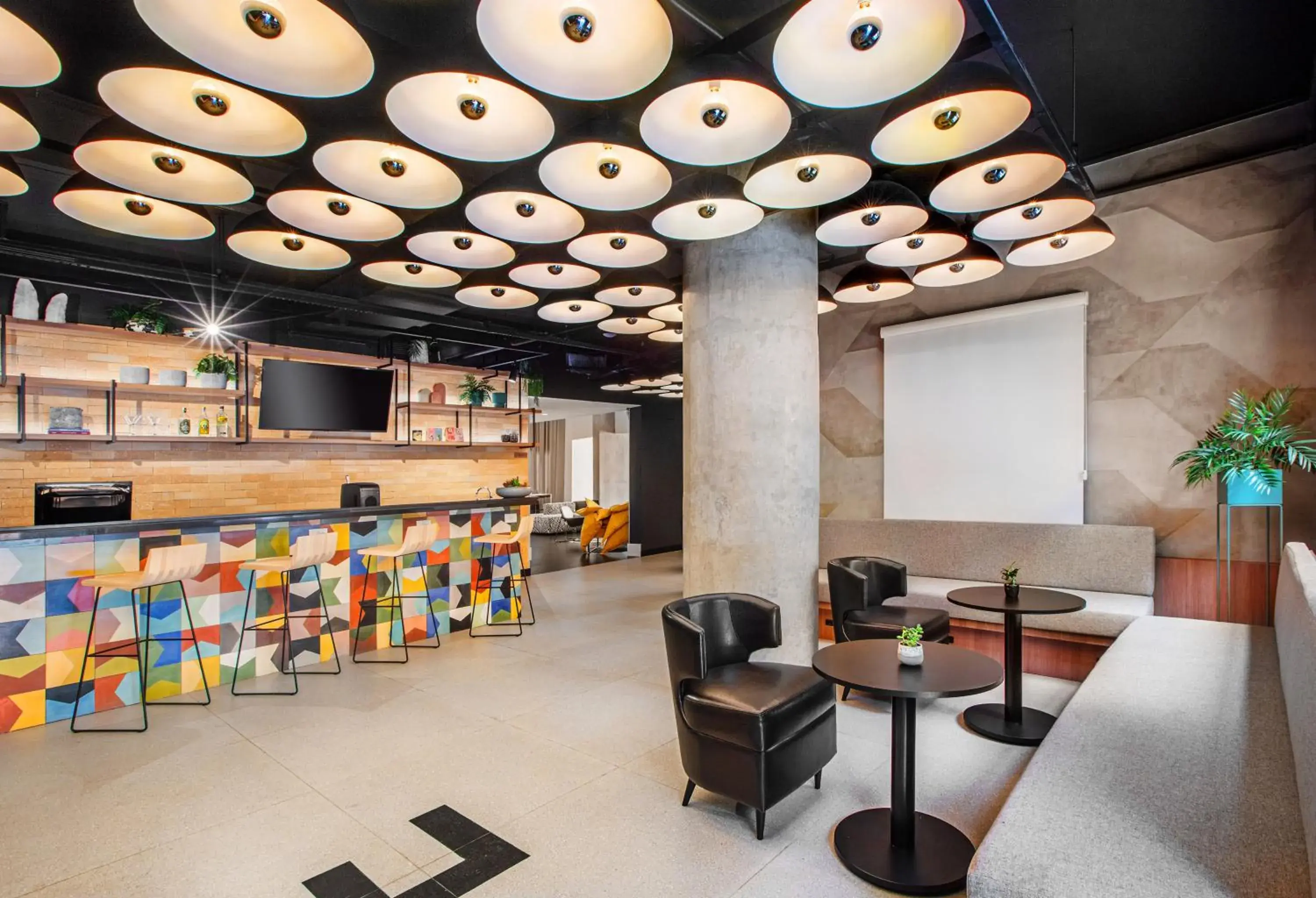 Lounge or bar in INNSiDE by Meliá São Paulo ITAIM Lounge or bar in INNSiDE by Meliá São Paulo ITAIM