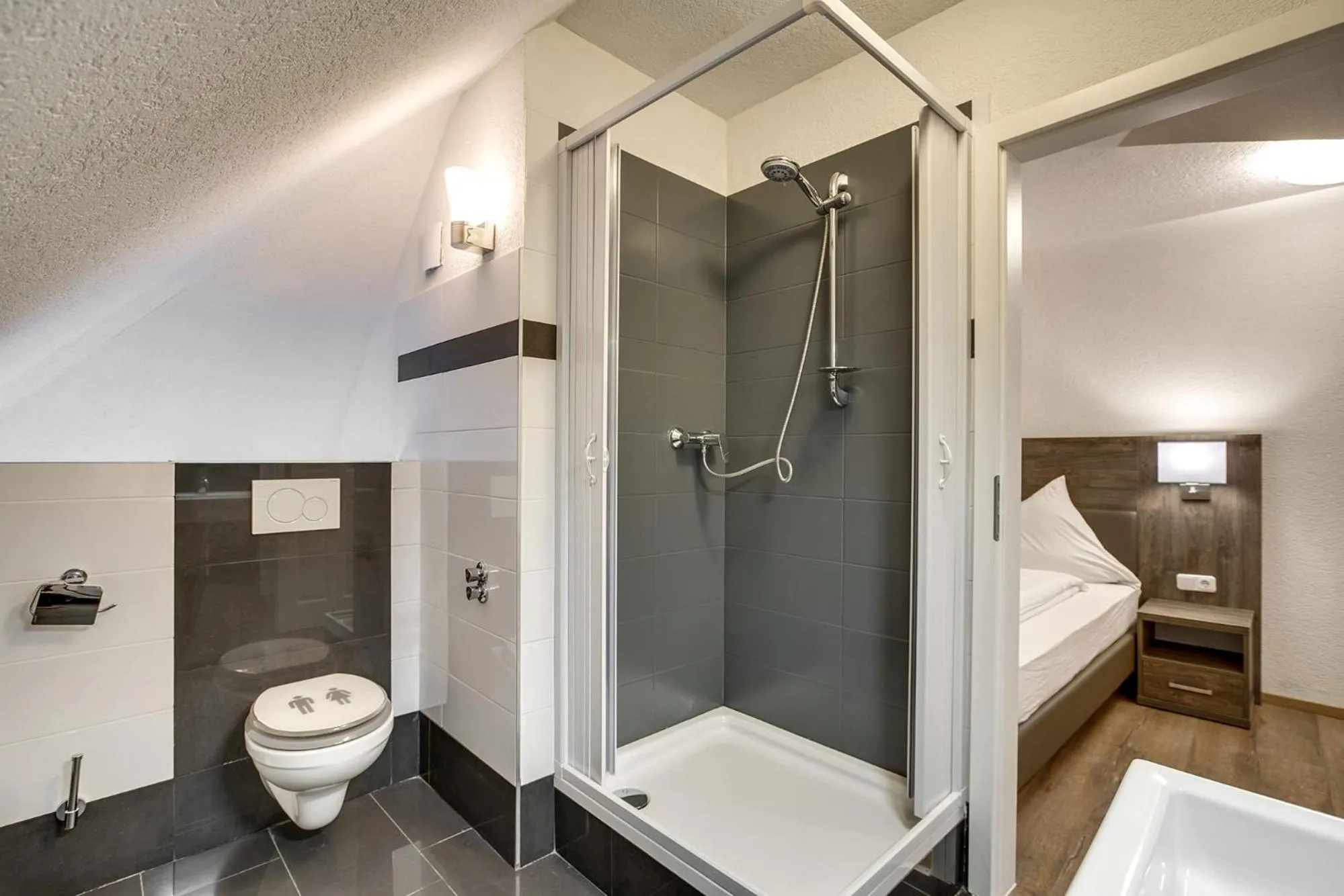 Bathroom, Bed in Hotel Relais Königsberg