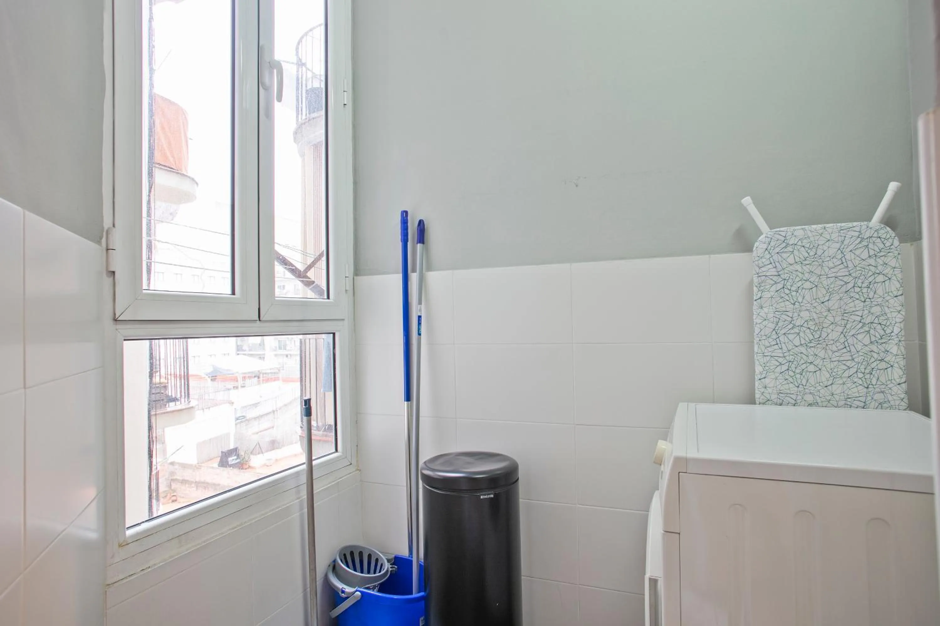 washing machine in Numa I Caja Apartments