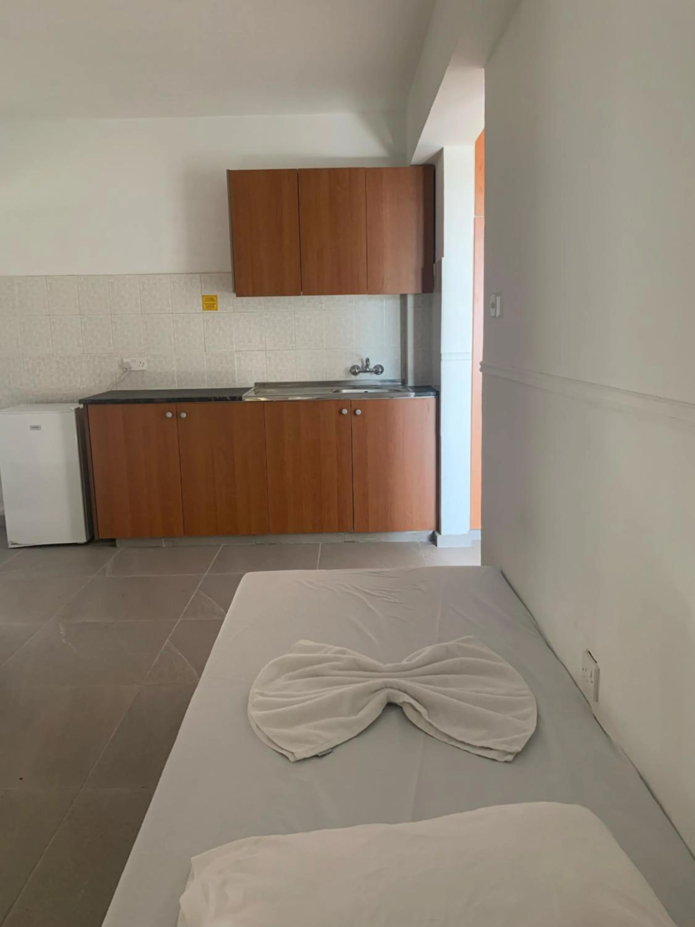 Kitchen or kitchenette, Bed in Flora Maria Hotel