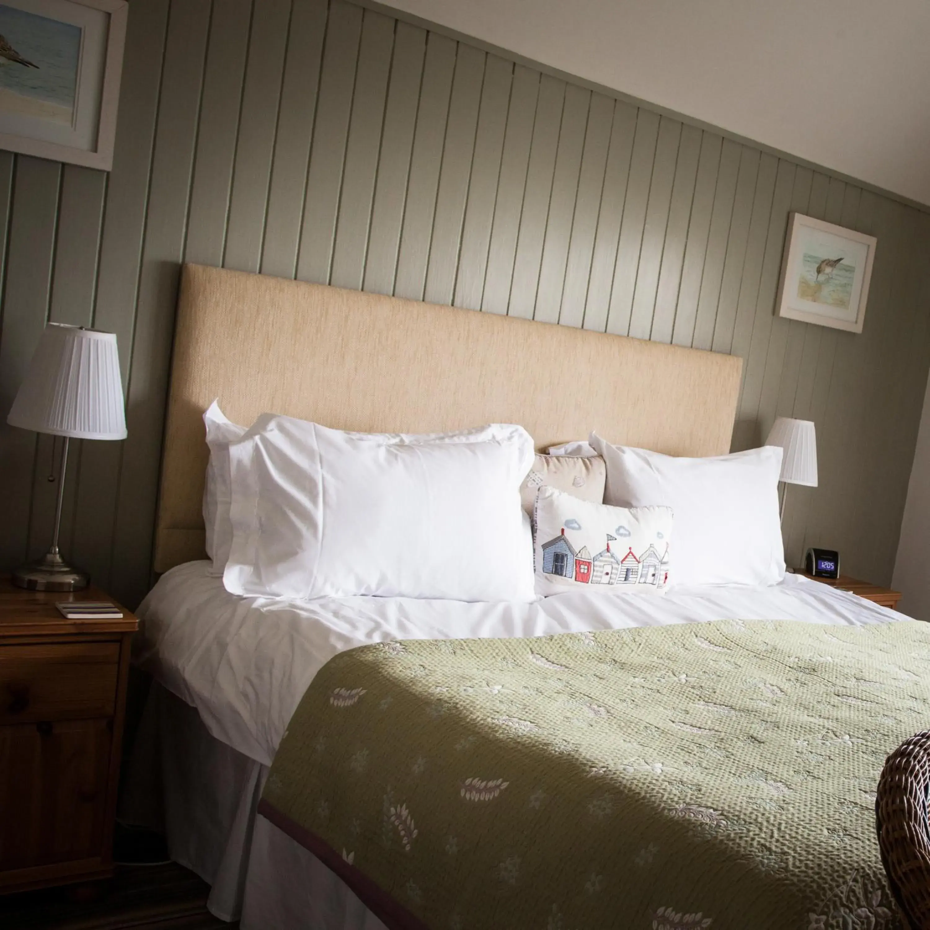 Deluxe Double or Twin Room with Garden View - single occupancy in Haydens Deluxe Double or Twin Room with Garden View - single occupancy in Haydens