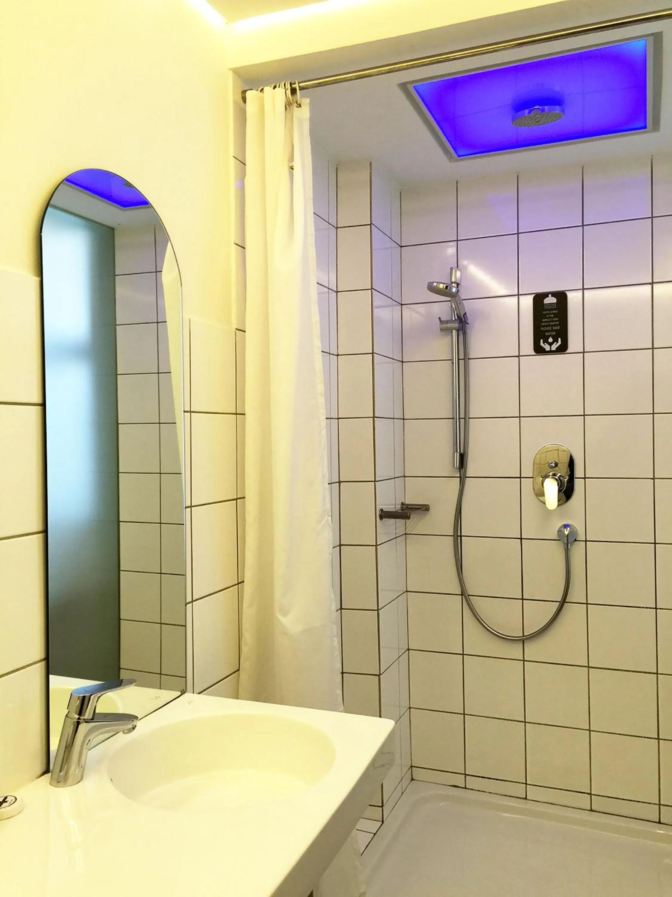 Shower in Bannister Hotel