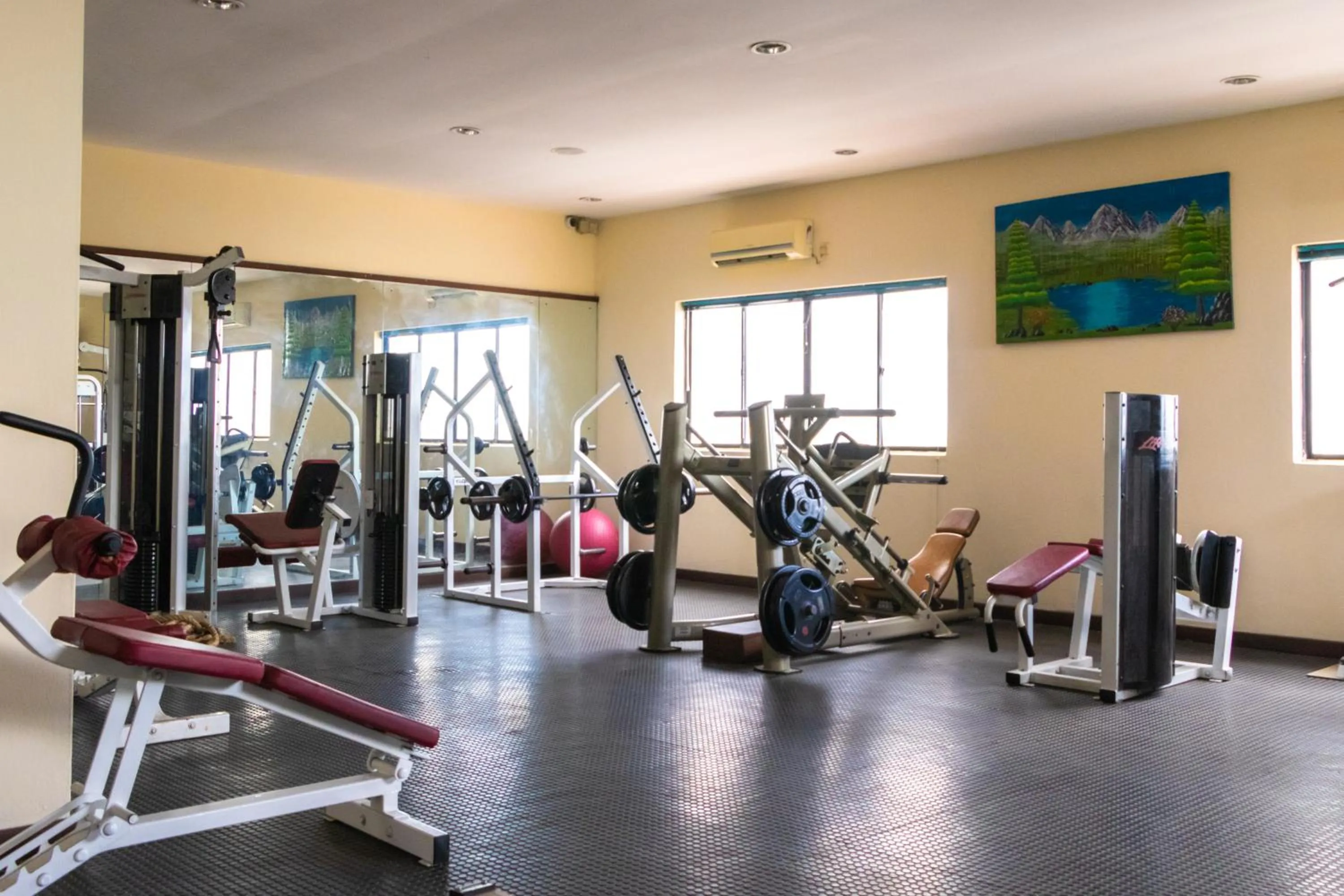 Fitness centre/facilities in Royal Court Hotel