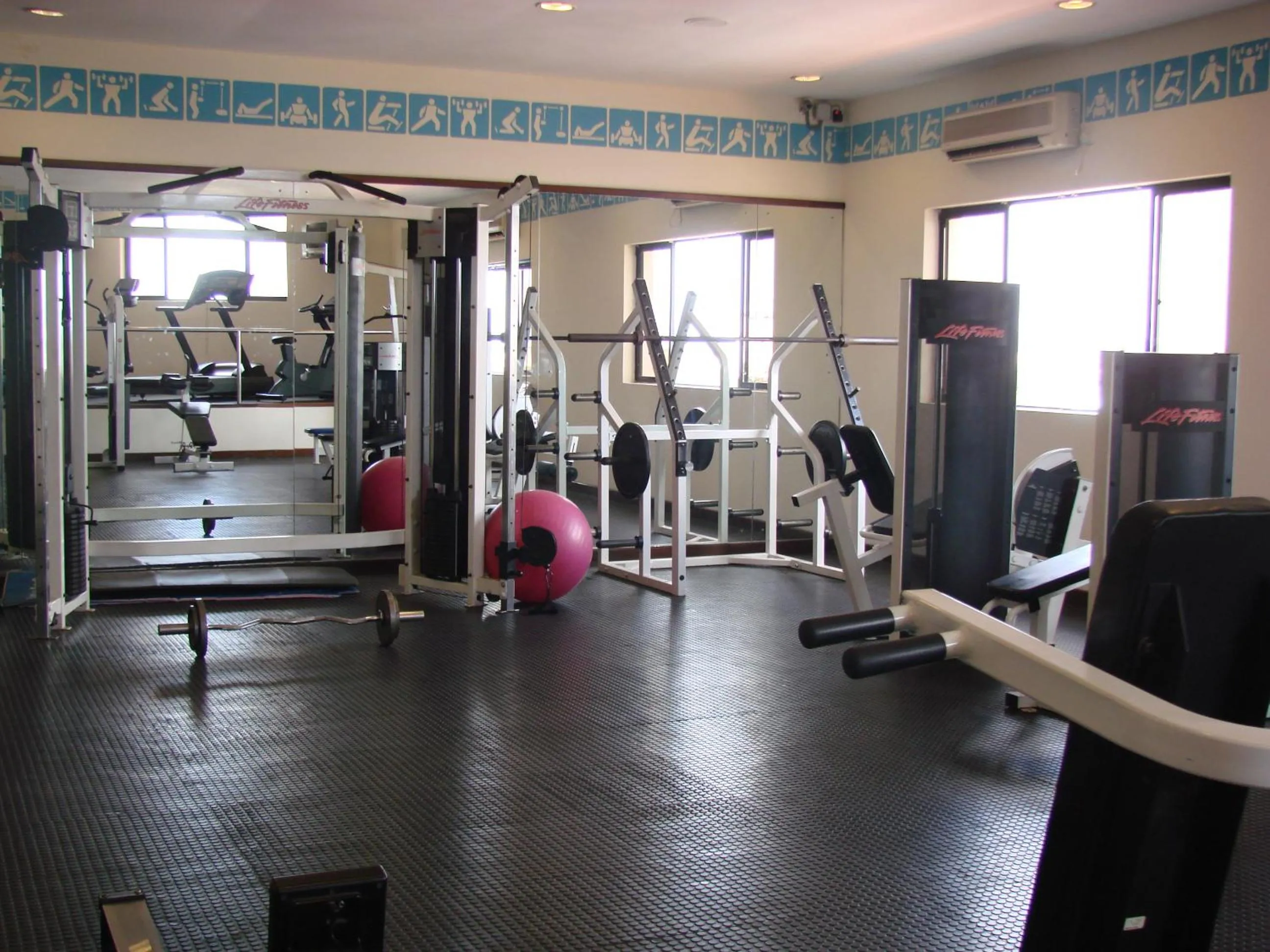 Fitness centre/facilities in Royal Court Hotel