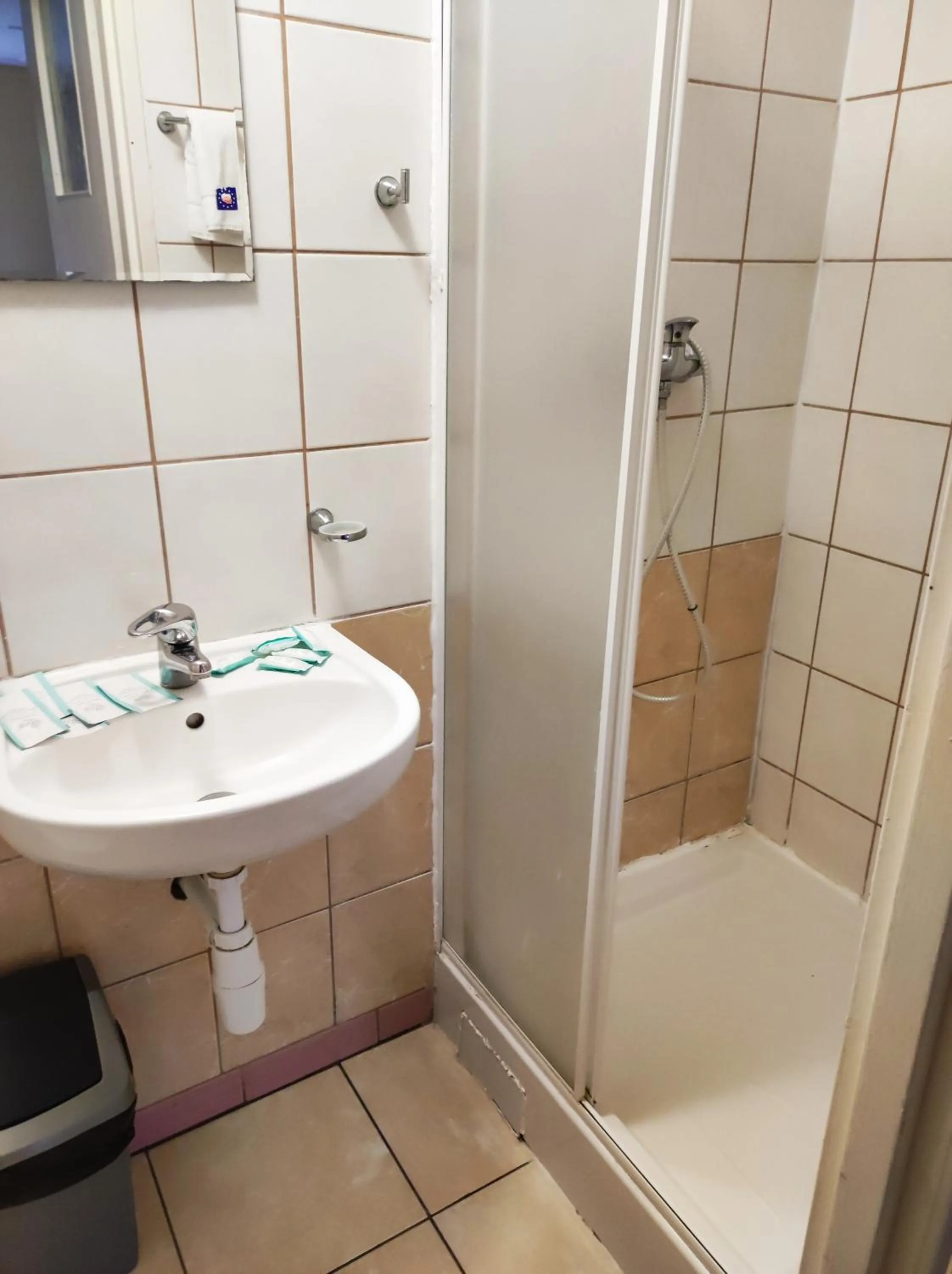 Bathroom in OWR Relax - Hostel położony blisko atrakcji turystycznych