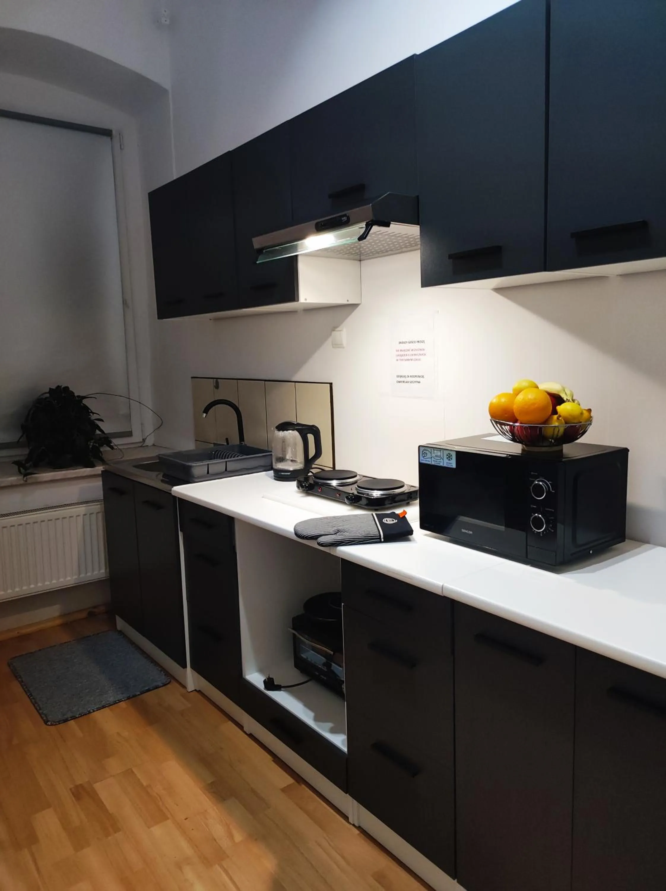 Kitchen or kitchenette in OWR Relax - Hostel położony blisko atrakcji turystycznych