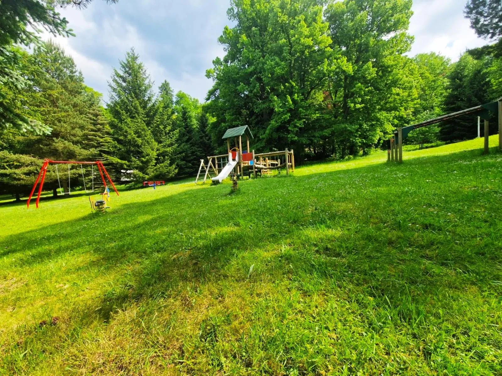 Children play ground in OWR Relax - Hostel położony blisko atrakcji turystycznych
