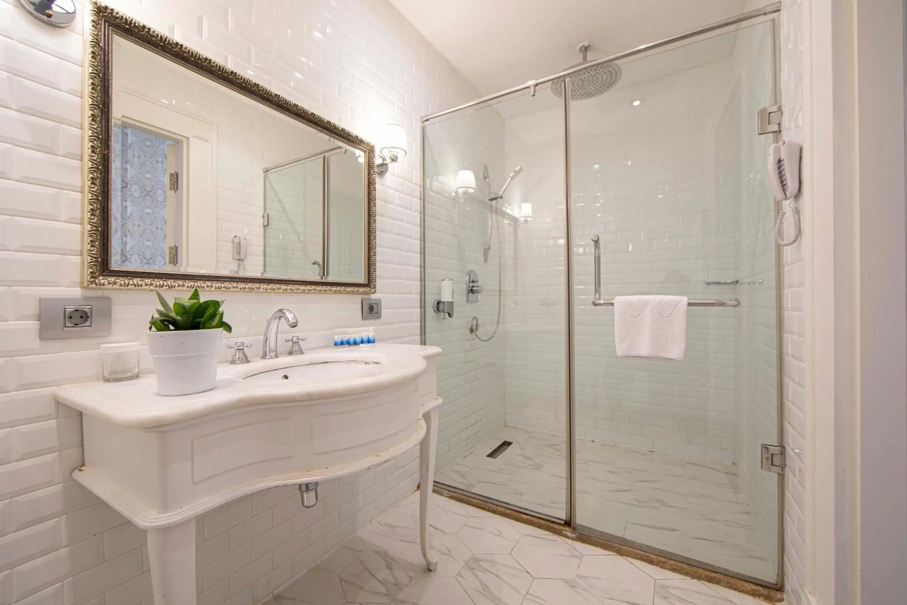 Deluxe Double or Twin Room in Sapphire City Hotel Deluxe Double or Twin Room in Sapphire City Hotel