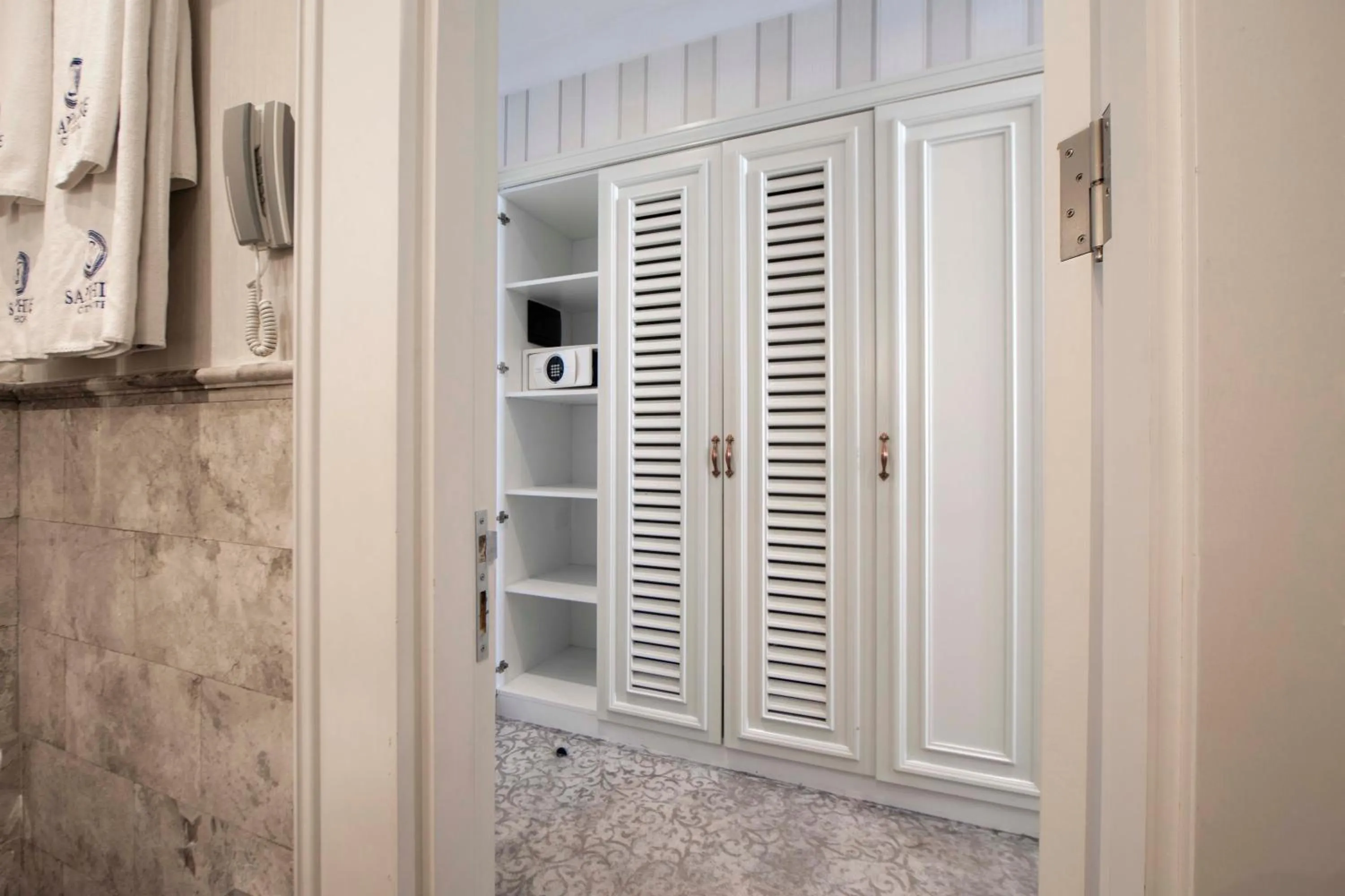 safe in Sapphire City Hotel