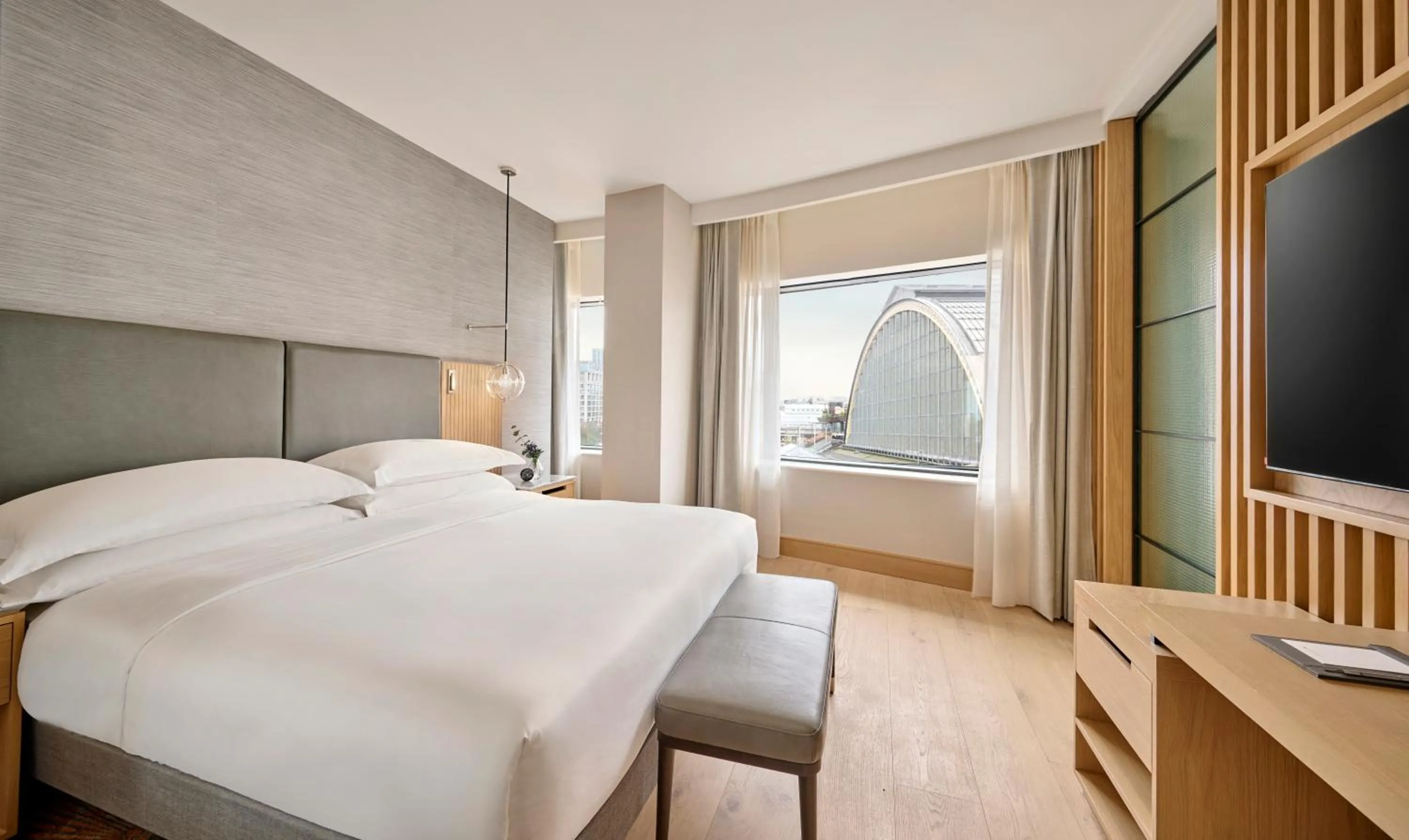 Bedroom, Bed in Hyatt Regency London Olympia