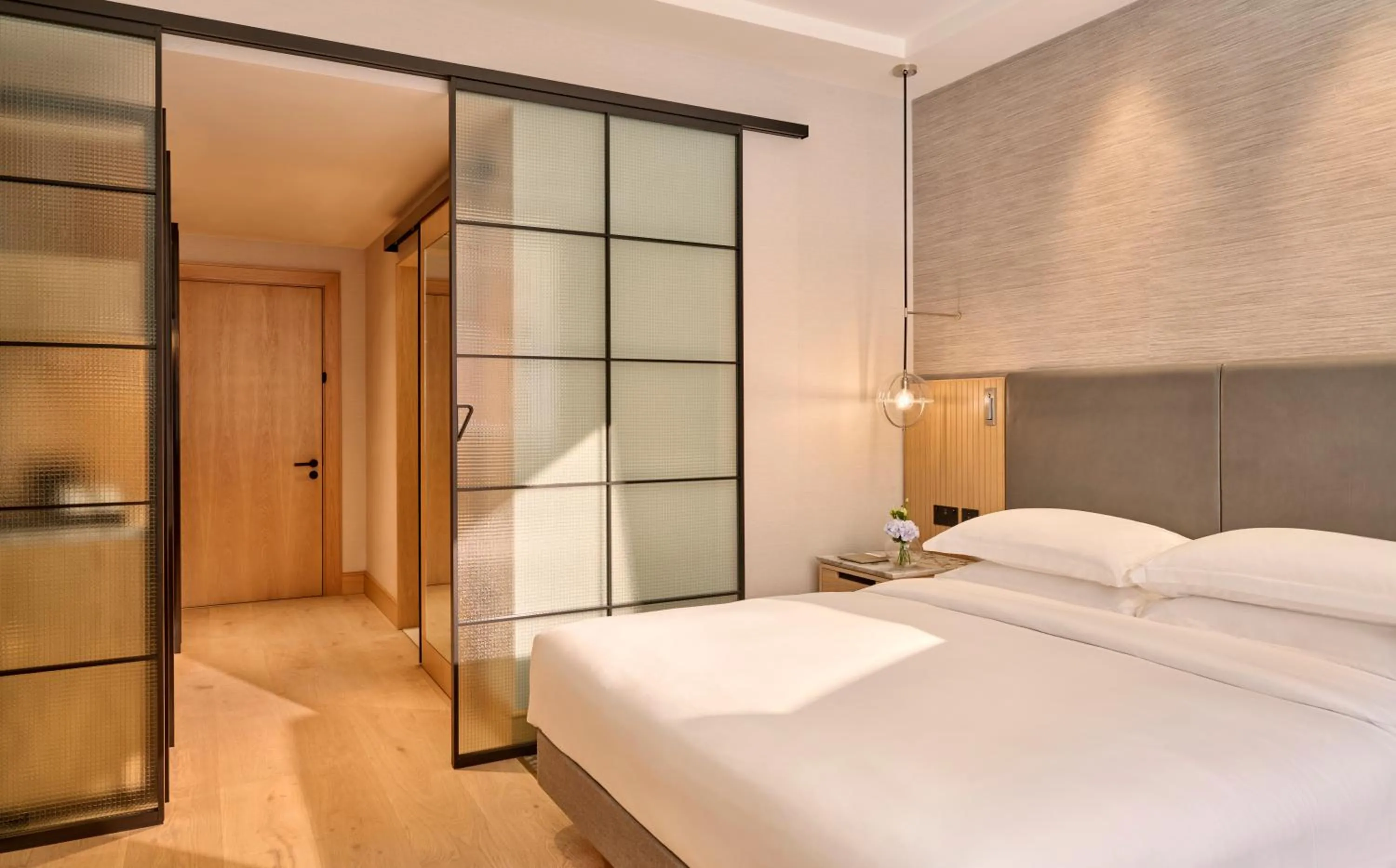 Bedroom, Bed in Hyatt Regency London Olympia