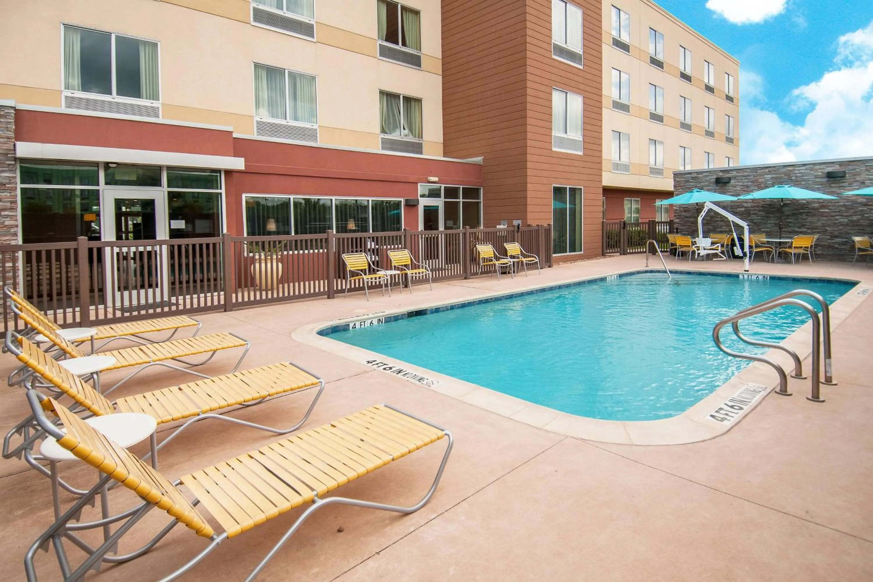 Swimming pool in Fairfield Inn & Suites by Marriott Dallas Plano North