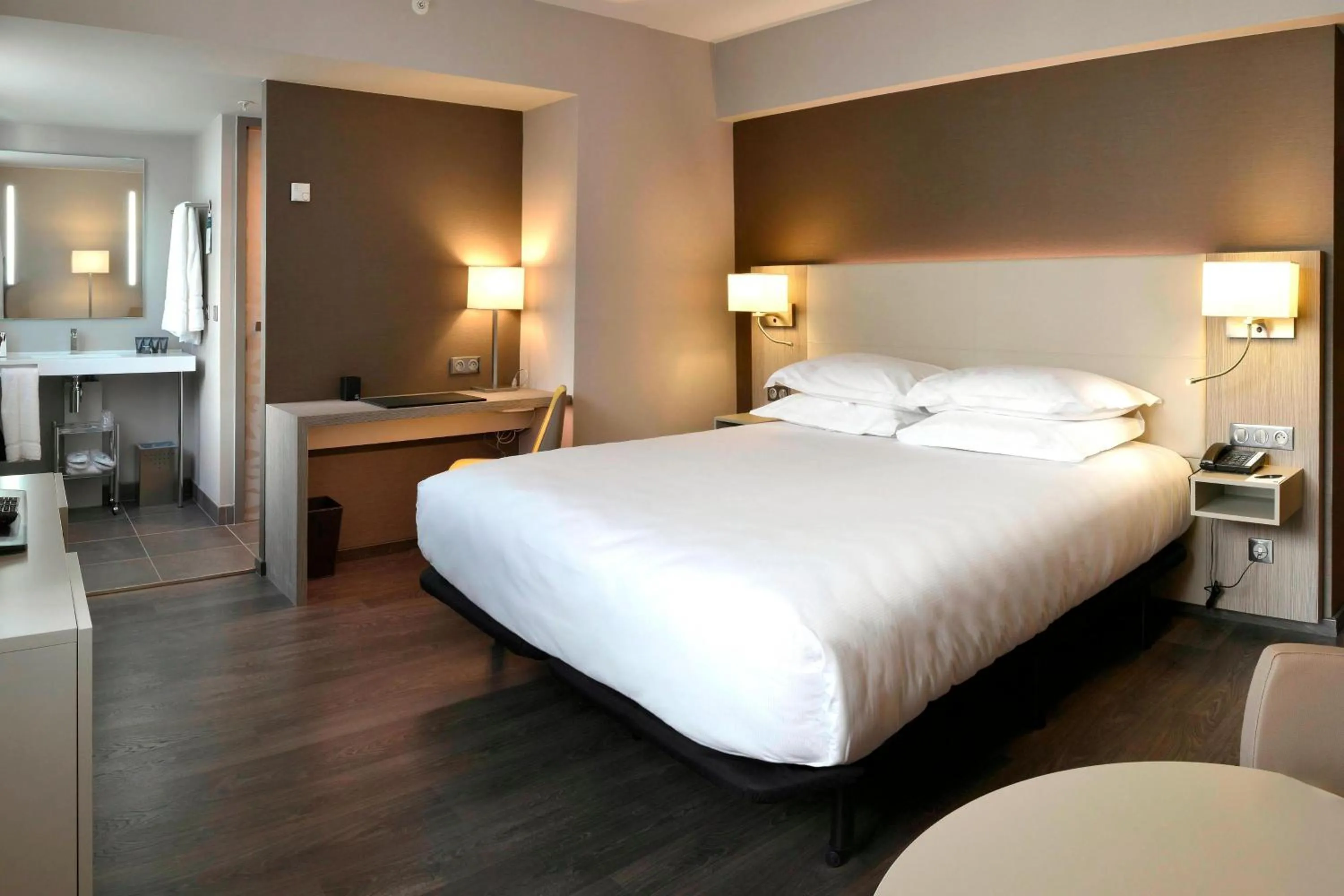 Photo of the whole room, Bed in AC Hotel by Marriott Marseille Prado Vélodrome