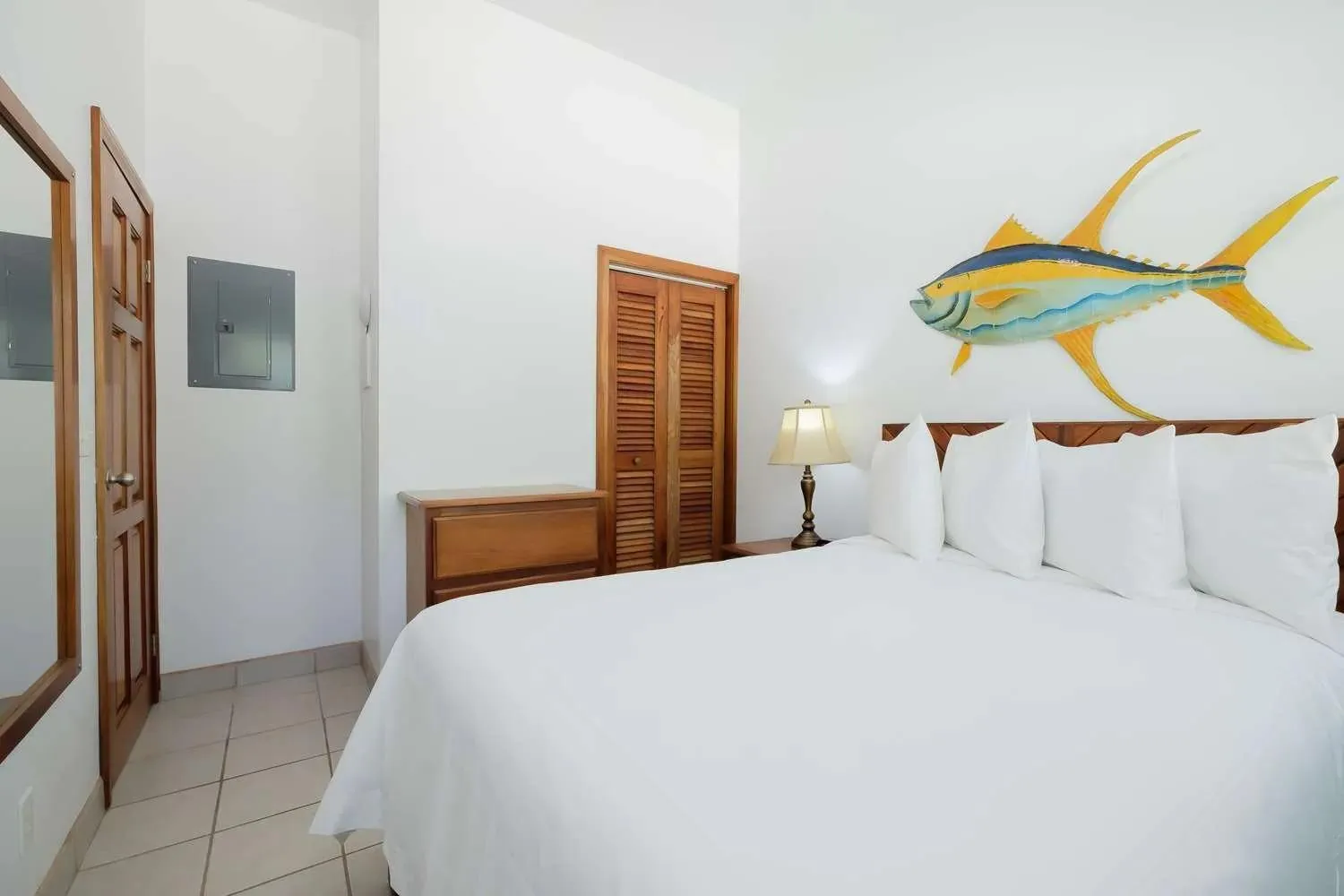 wardrobe, Bed in Best Western Grand Baymen Gardens