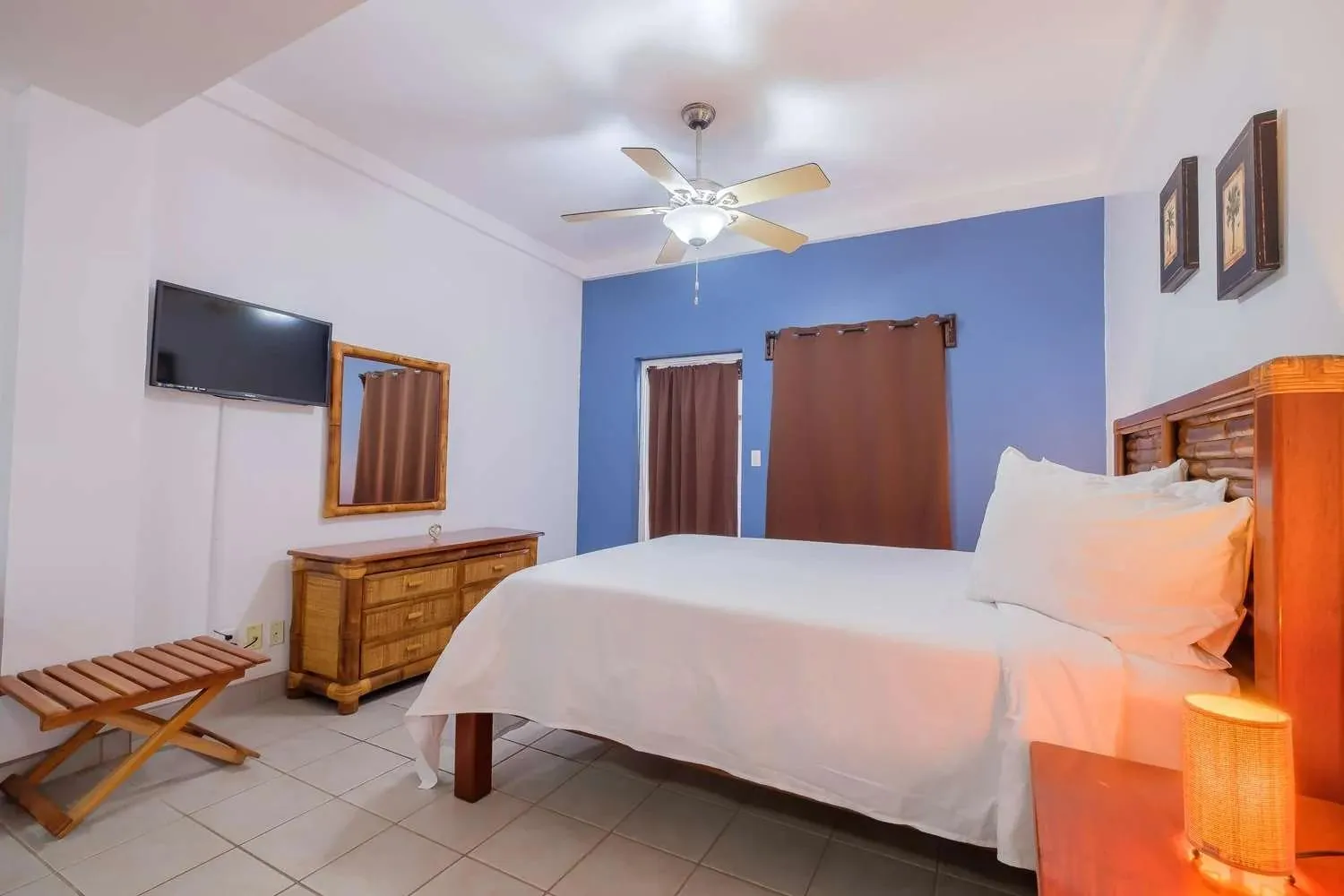 Bed in Best Western Grand Baymen Gardens