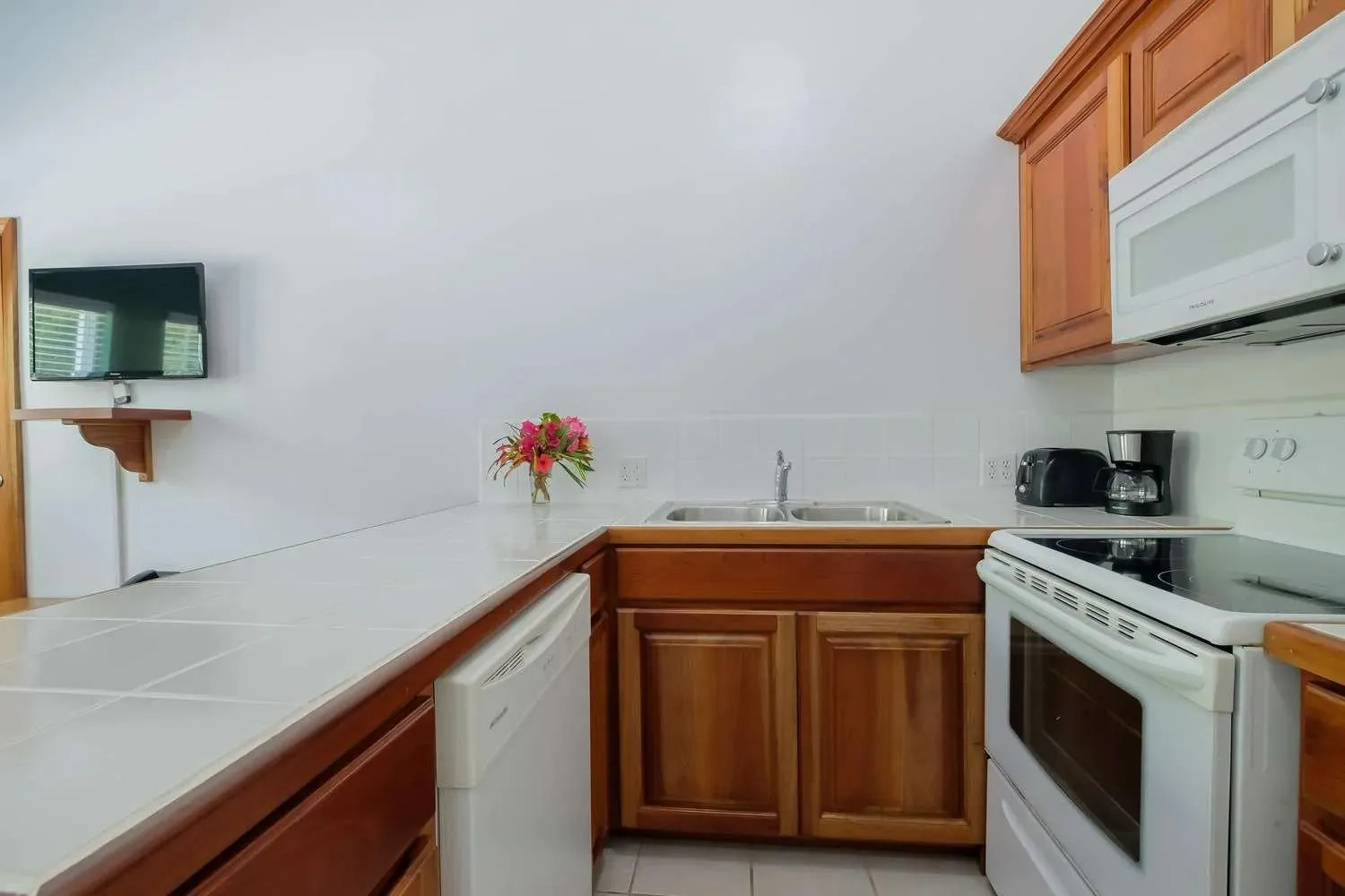 kitchen in Best Western Grand Baymen Gardens